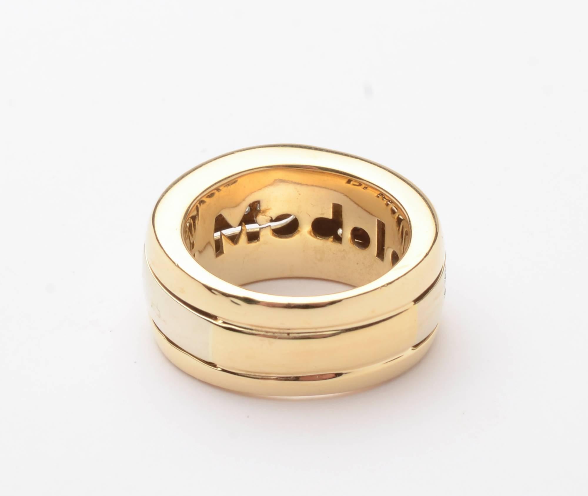 Il s'agit d'une importante bague à anneau en or et diamants de Di Modolo. Il est créé pour donner l'impression qu'une moitié recouvre l'autre, mais en réalité, ce n'est pas le cas. Elle est fabriquée en or jaune 18 carats et les diamants sont sertis