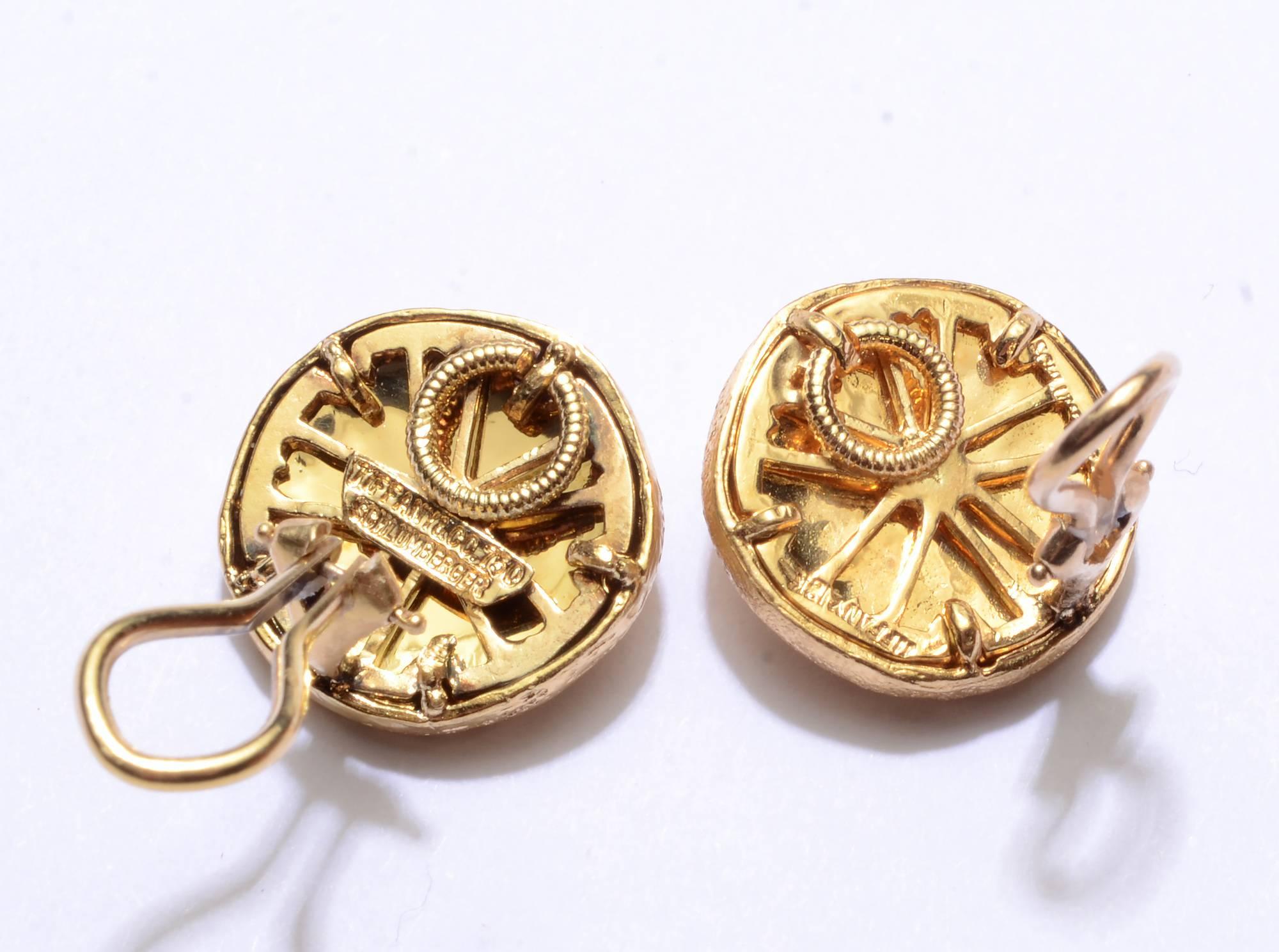 Fünf goldene Blütenblätter sitzen auf rotbrauner Emaille in diesen Ohrringen, die von Schlumberger für Tiffany entworfen wurden. Sie haben einen Durchmesser von 5/8