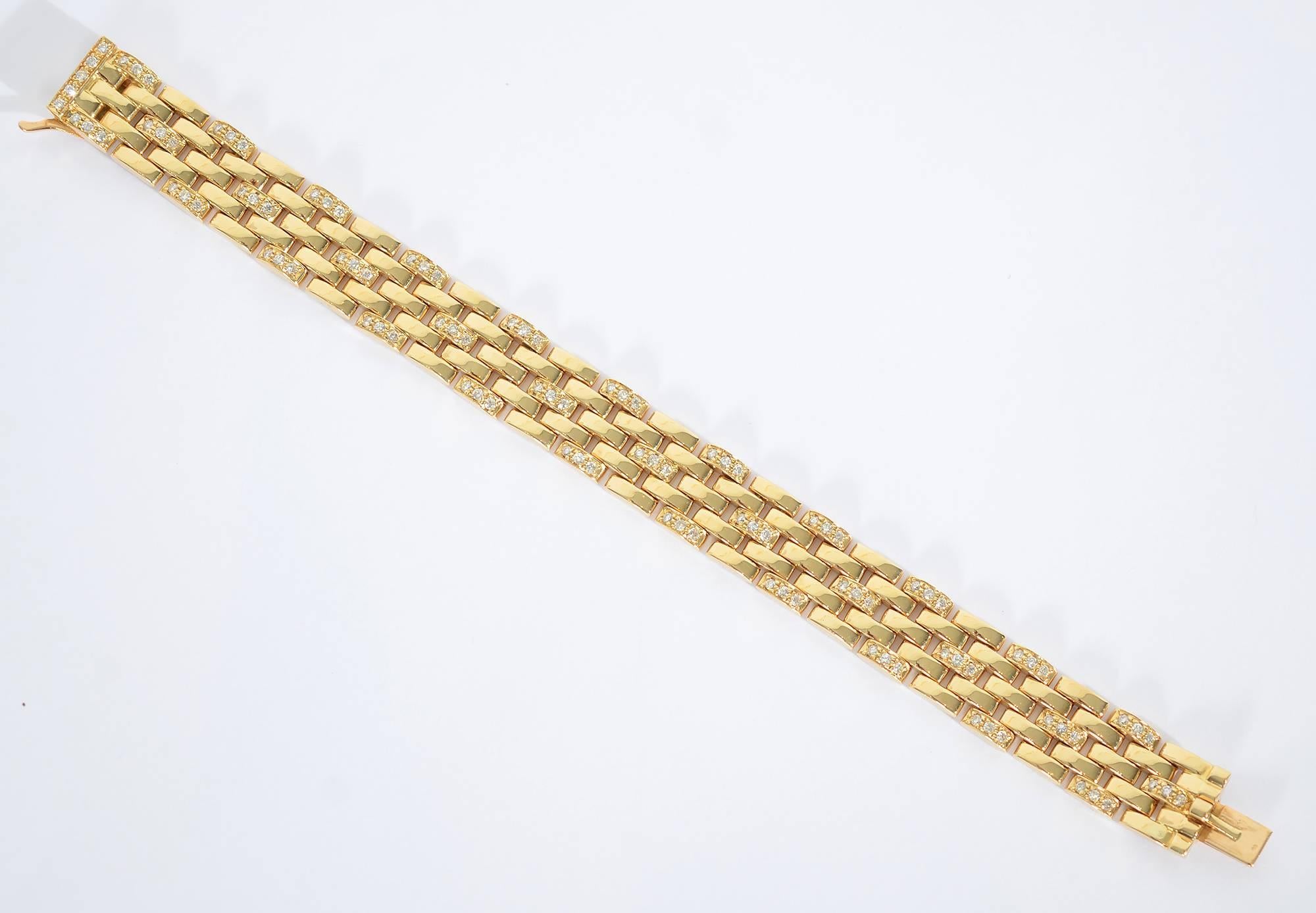 Das klassische Panthere-Armband von Cartier ist mit Diamanten besetzt.
Er ist 7 Zoll lang und einen halben Zoll breit. Passende Reif-Ohrringe sind erhältlich.