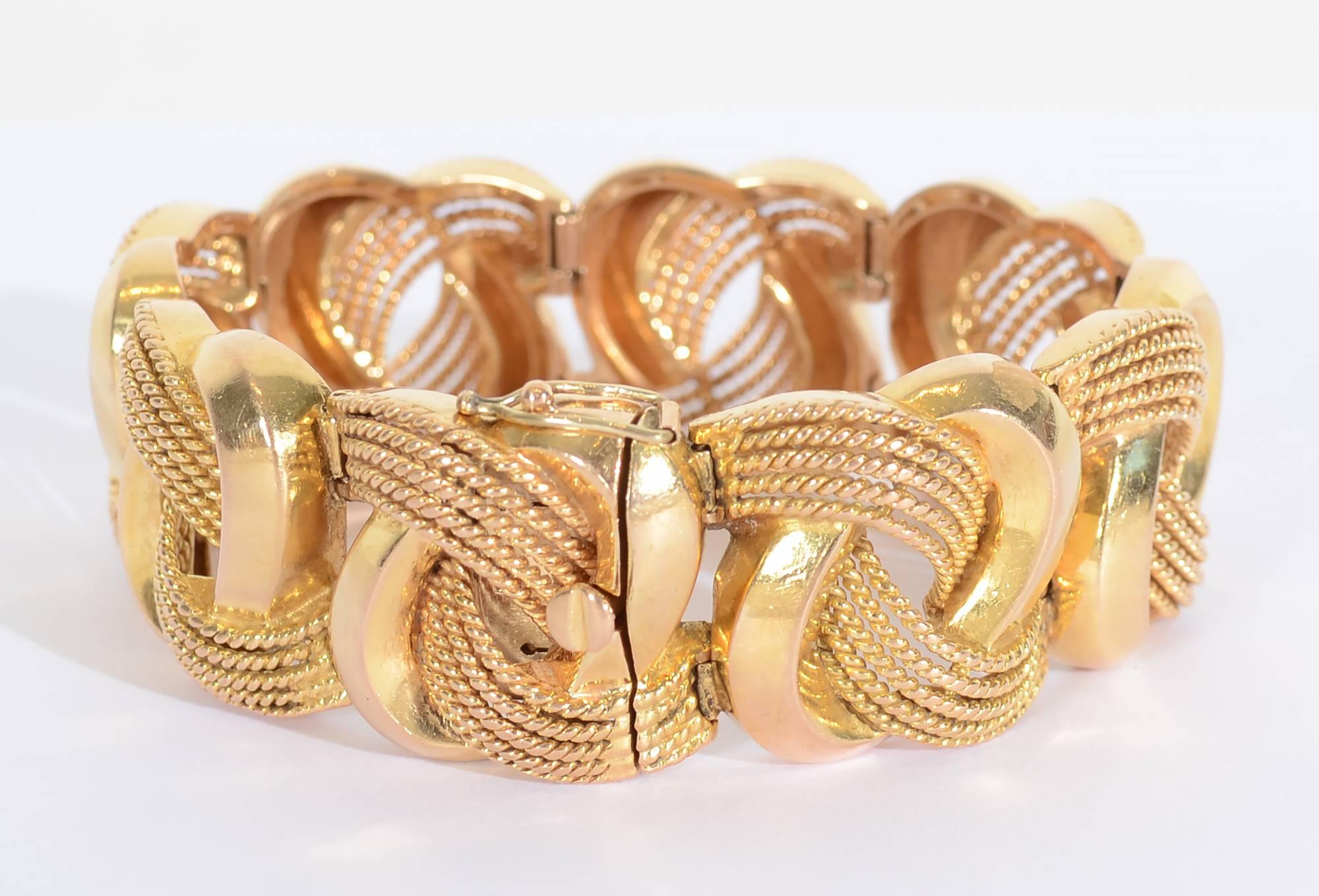 Striking looking 18 karat gold bracelet in which smooth links alternate with four bands of twisted gold links. The two patterns are beautifully interwoven to create a wonderfully three dimensional effect. The bracelet measures 7