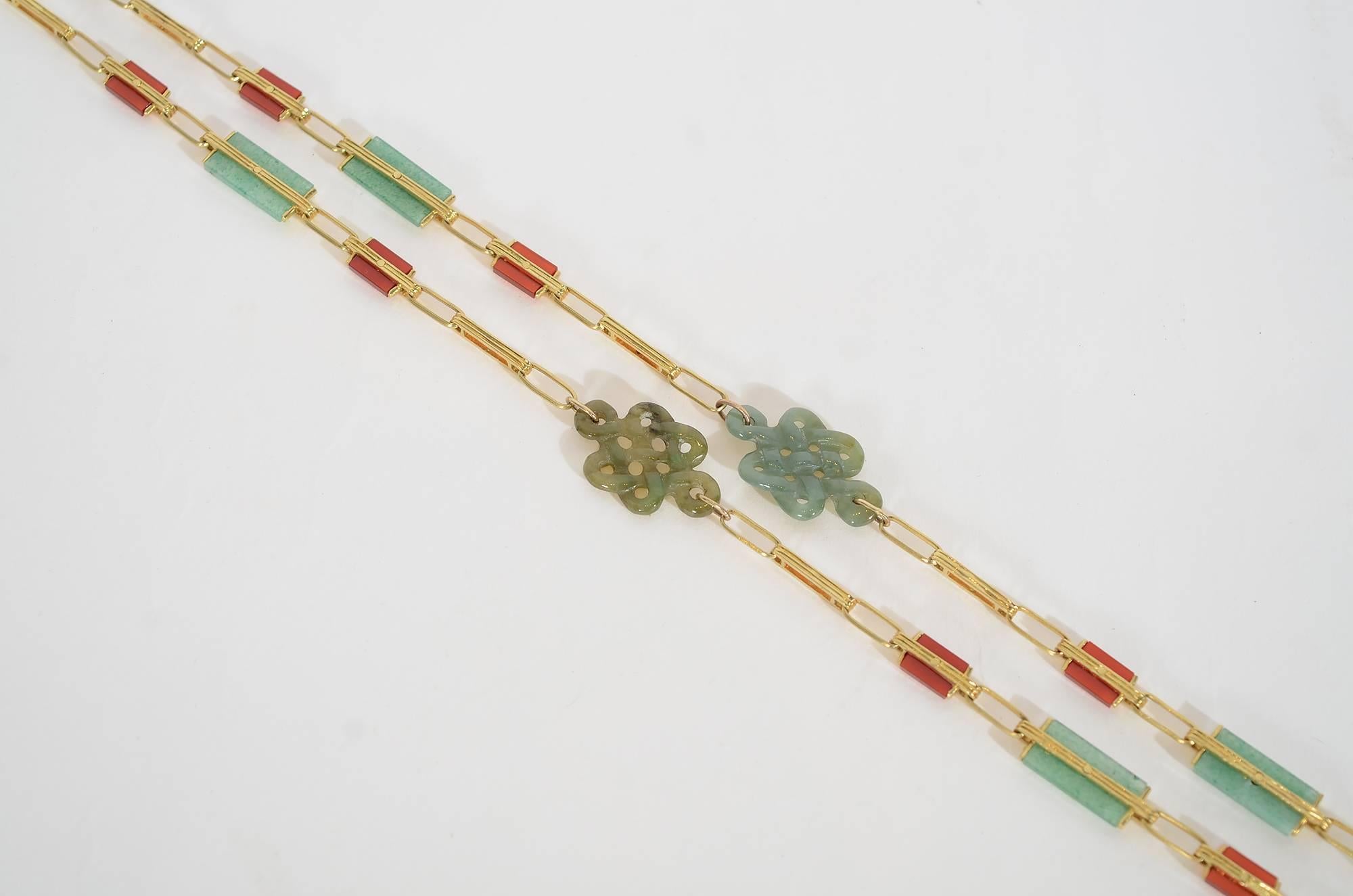 Long collier à chaîne en or et cornaline de jade Unisexe en vente