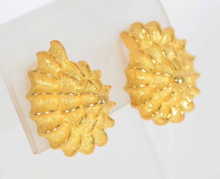 Valentin Magro Gold Shell Earrings In New Condition In Darnestown, MD
