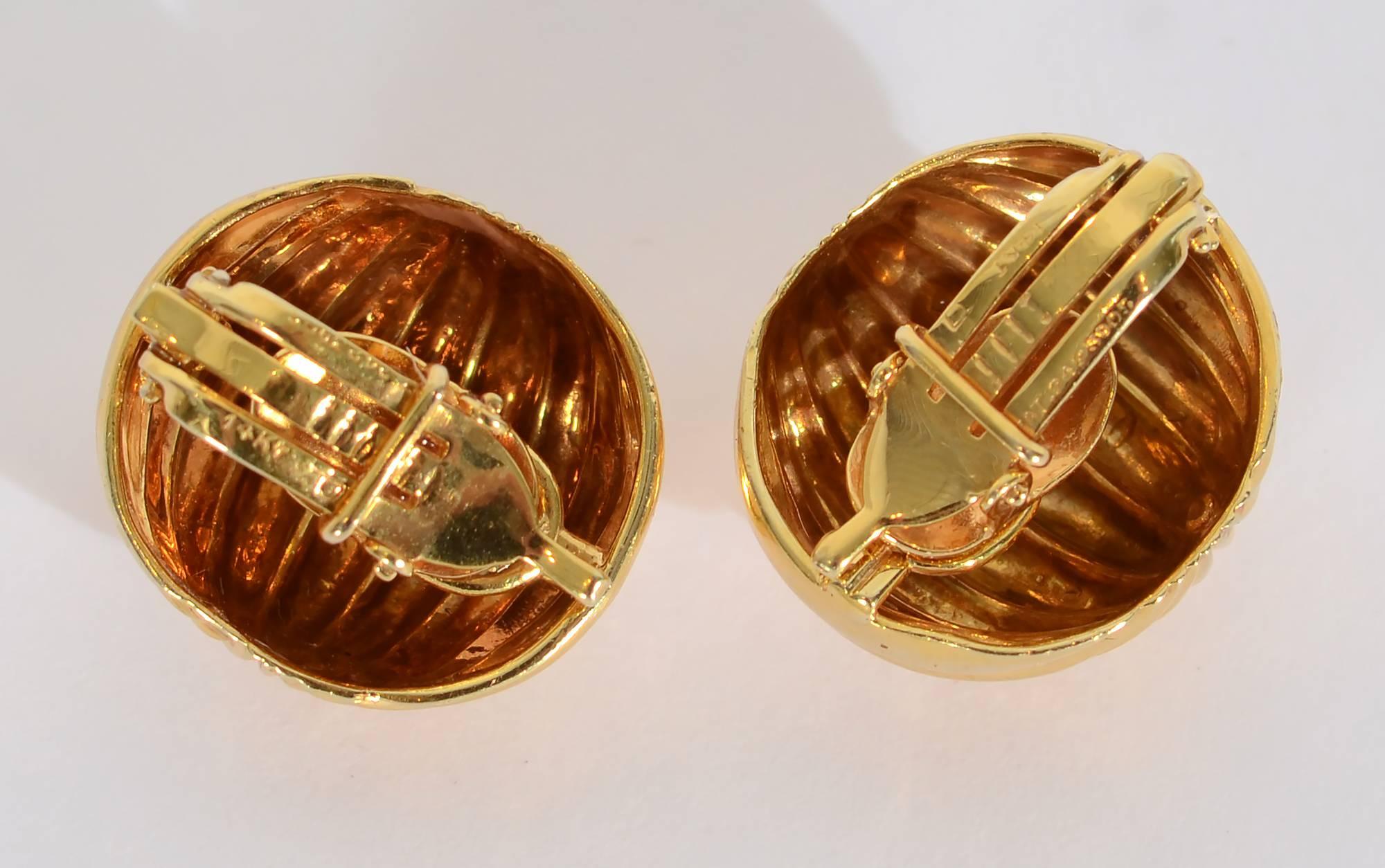 Timeless ribbed gold ear clips in a melon shape. They measure 13/16