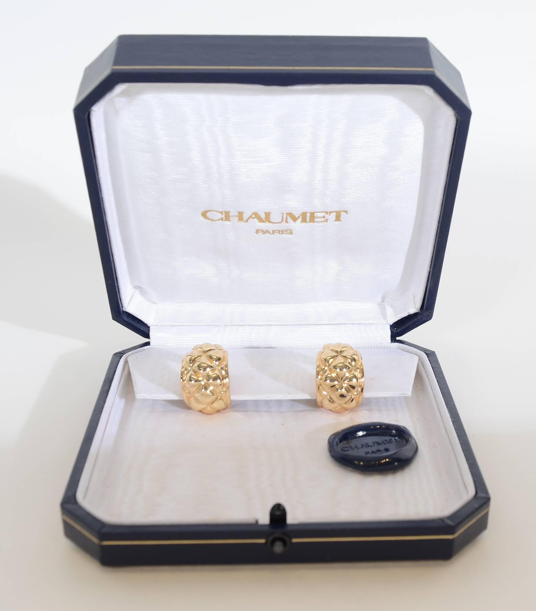 Chaumet hoop earrings with a three dimensional design of quilted diamonds.
They measure 5/8