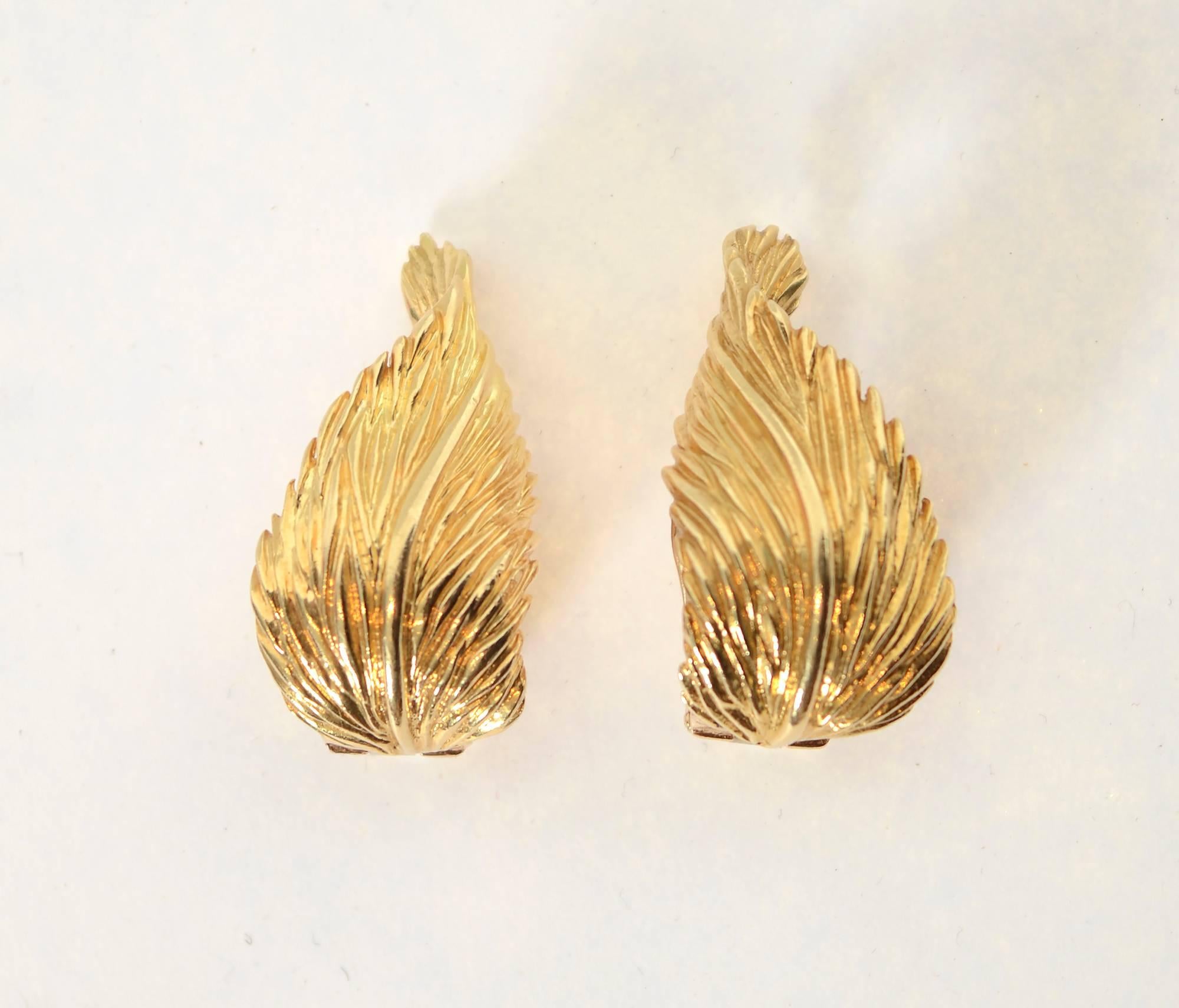 1970s Van Cleef & Arpels Gold Leaf Earrings In Excellent Condition In Darnestown, MD