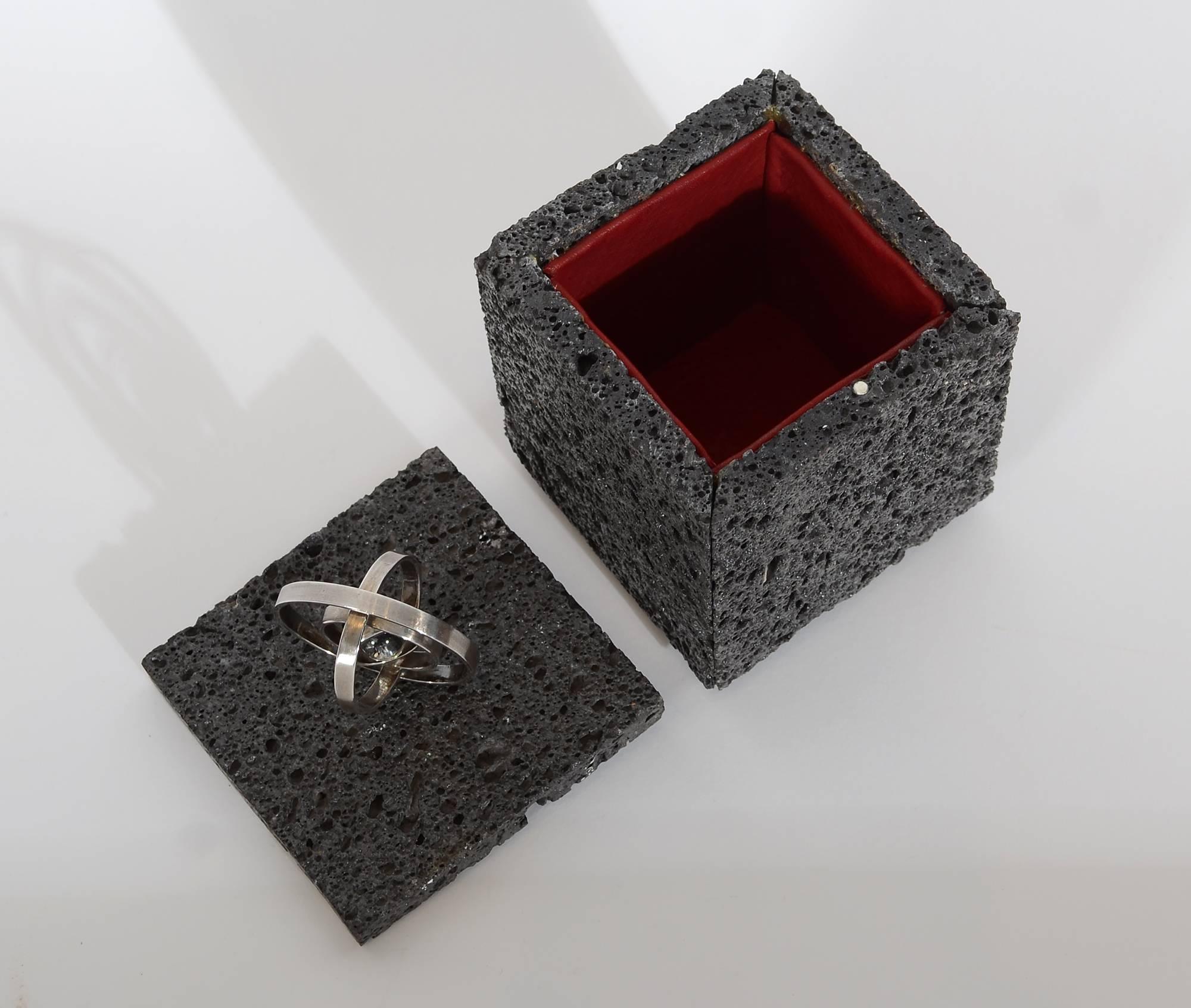 Boîte en lave volcanique avec fleuron en argent sterling Neuf - En vente à Darnestown, MD