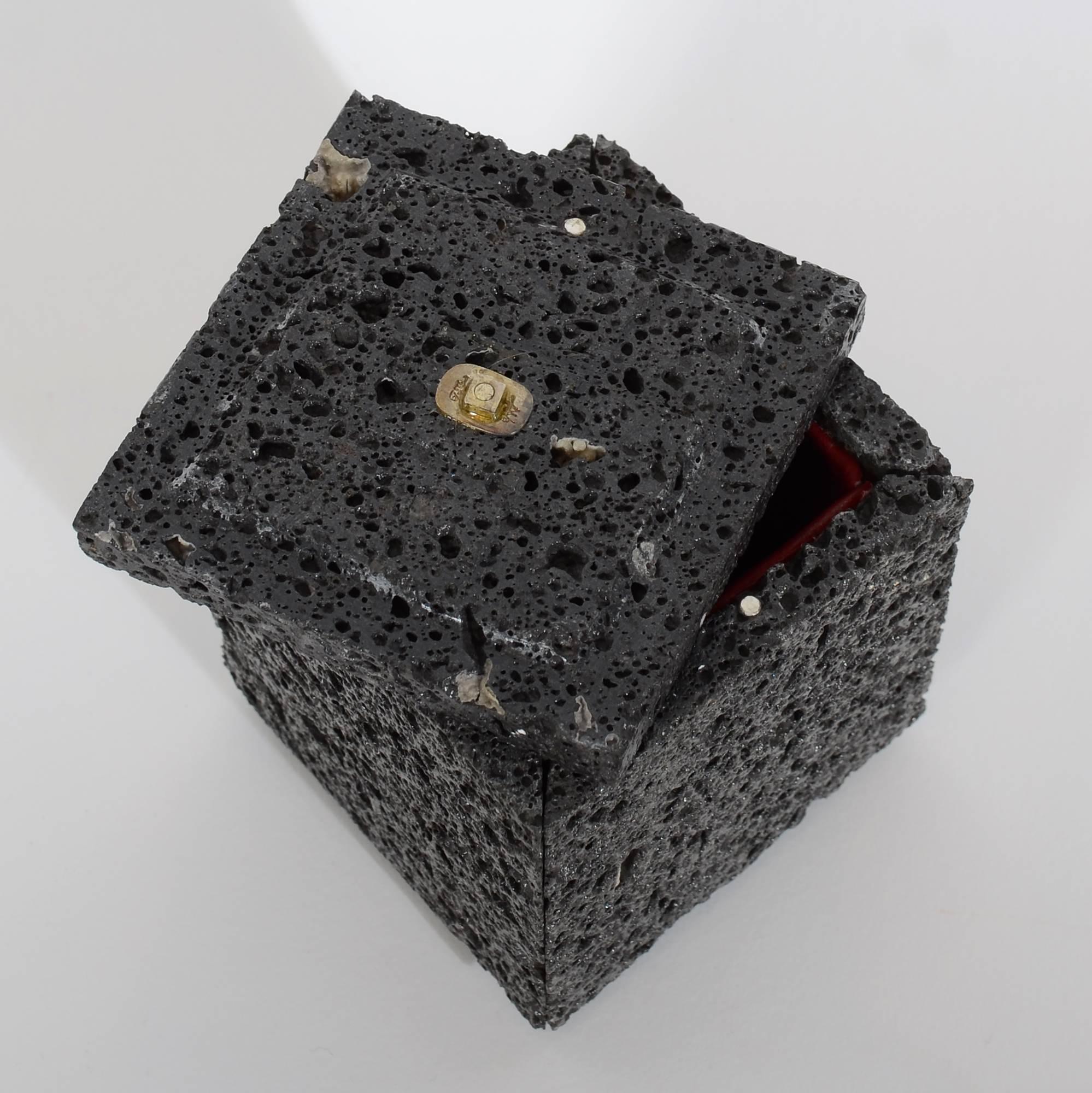 Boîte en lave volcanique avec fleuron en argent sterling Unisexe en vente