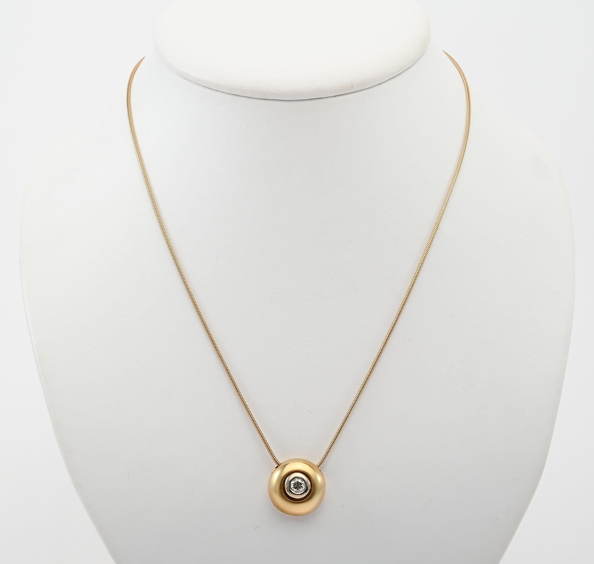 Questa collana con ciondolo di diamanti su una catena d'oro è un oggetto che si può indossare in ogni occasione.  da solo o in gruppo con altre collane. Il diamante è leggermente superiore a 1/3 di carato. È di qualità SI 1, colore H. La pietra è