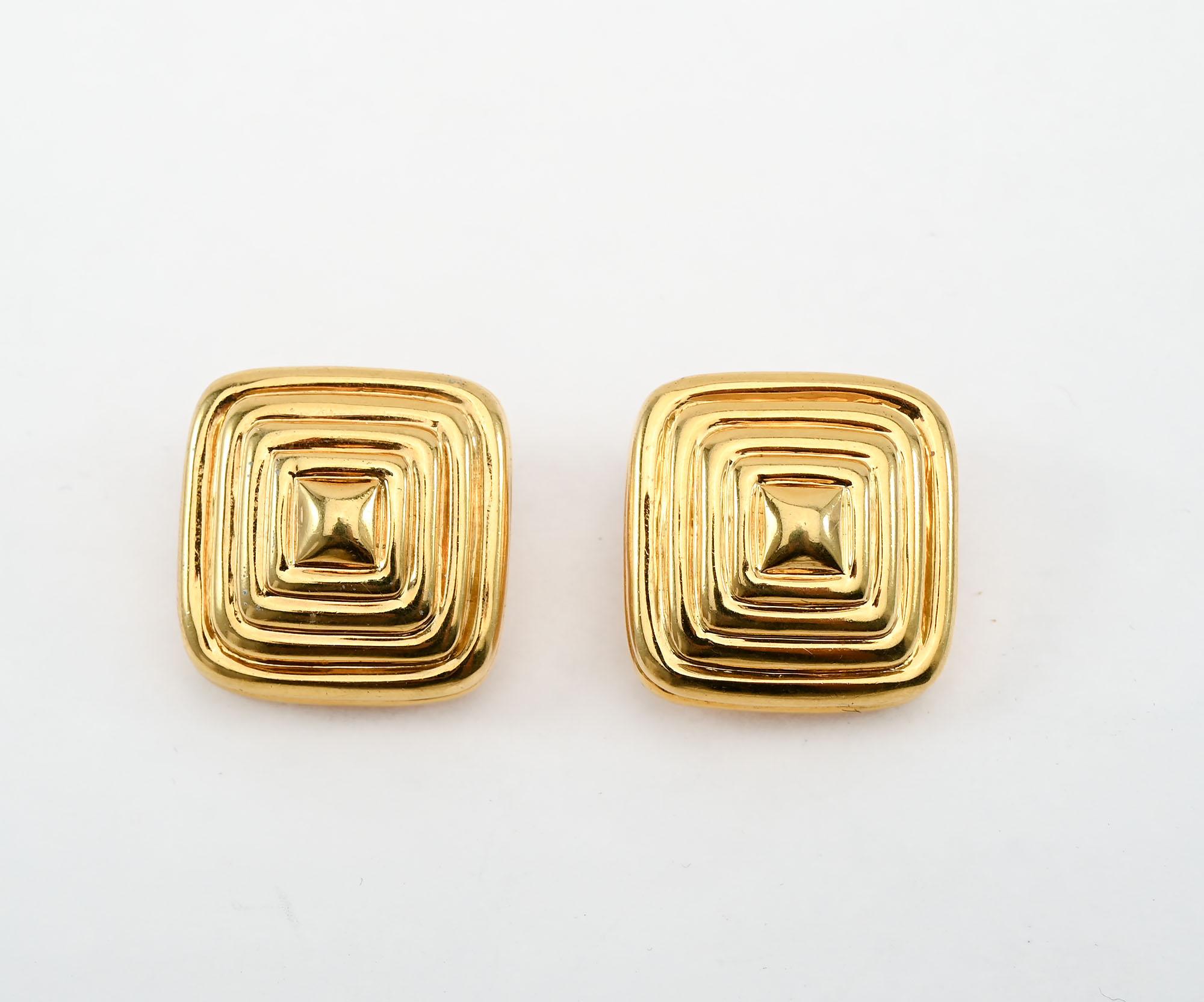 Ces boucles d'oreilles pyramidales à gradins présentent un design simple et fort. En plus des 4 niveaux sur la face des boucles d'oreilles, les côtés ont deux niveaux, ce qui donne une belle profondeur à la paire. Fabriqué en or 18 carats. Les clips