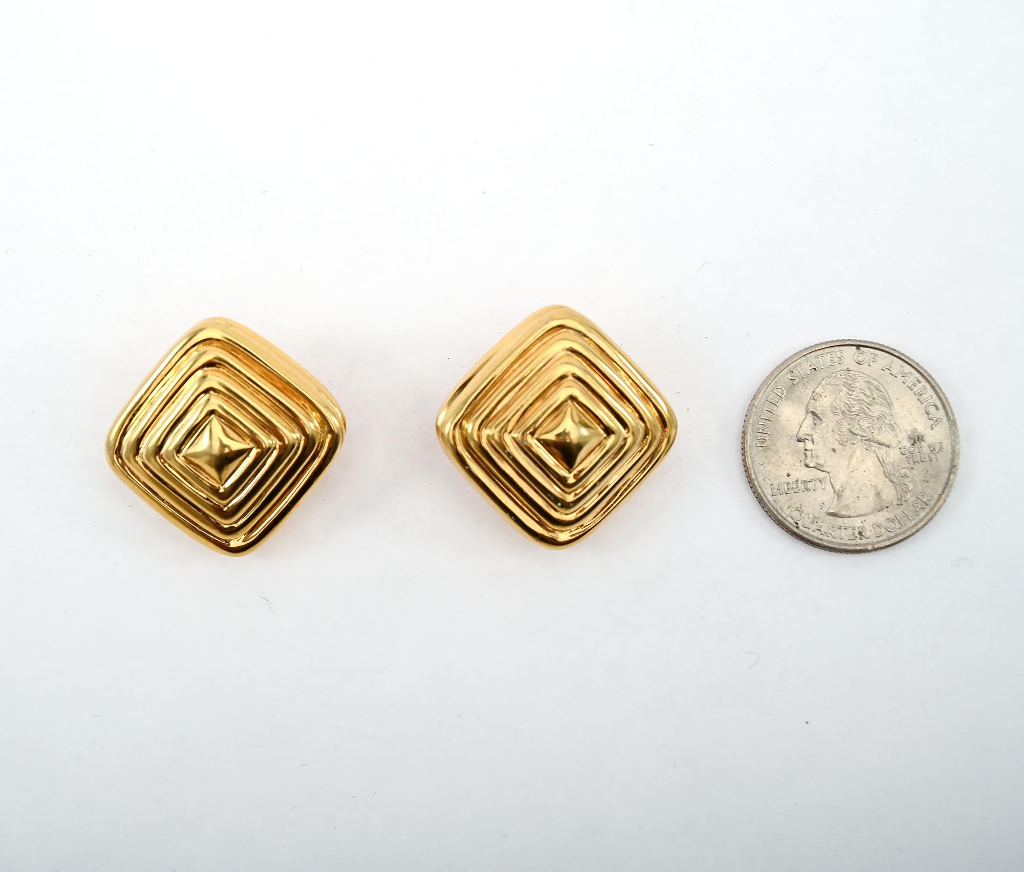 Boucles d'oreilles en or en forme de pyramide Unisexe en vente