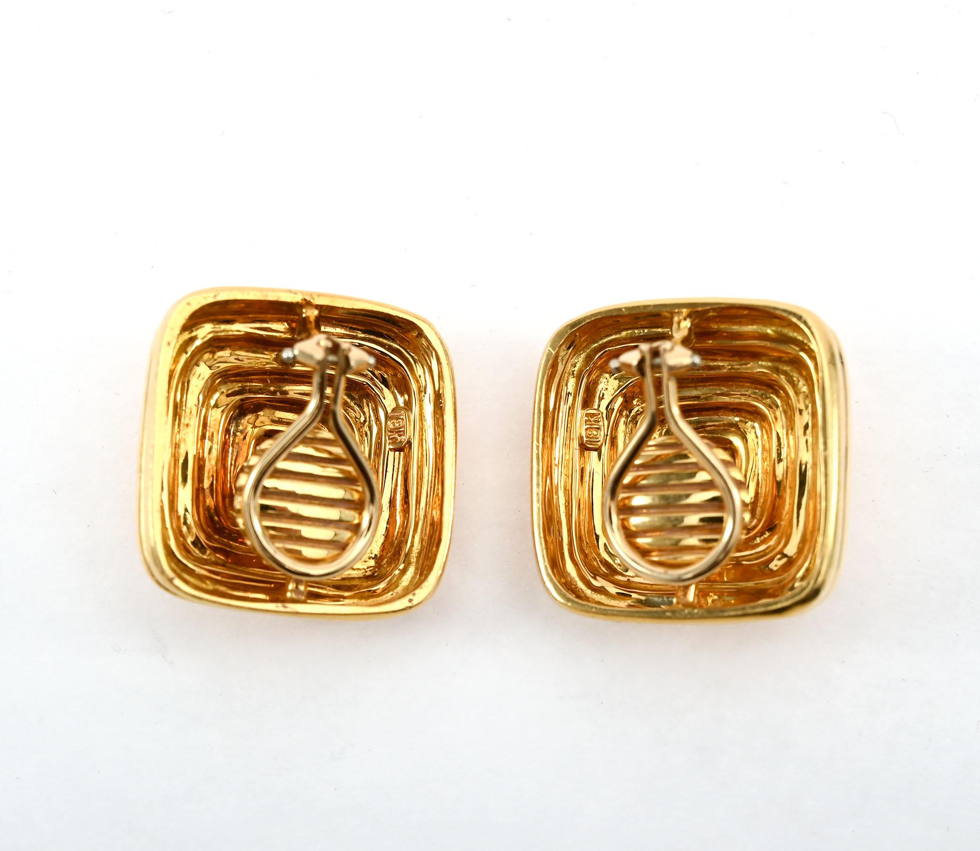 Boucles d'oreilles en or en forme de pyramide en vente 1
