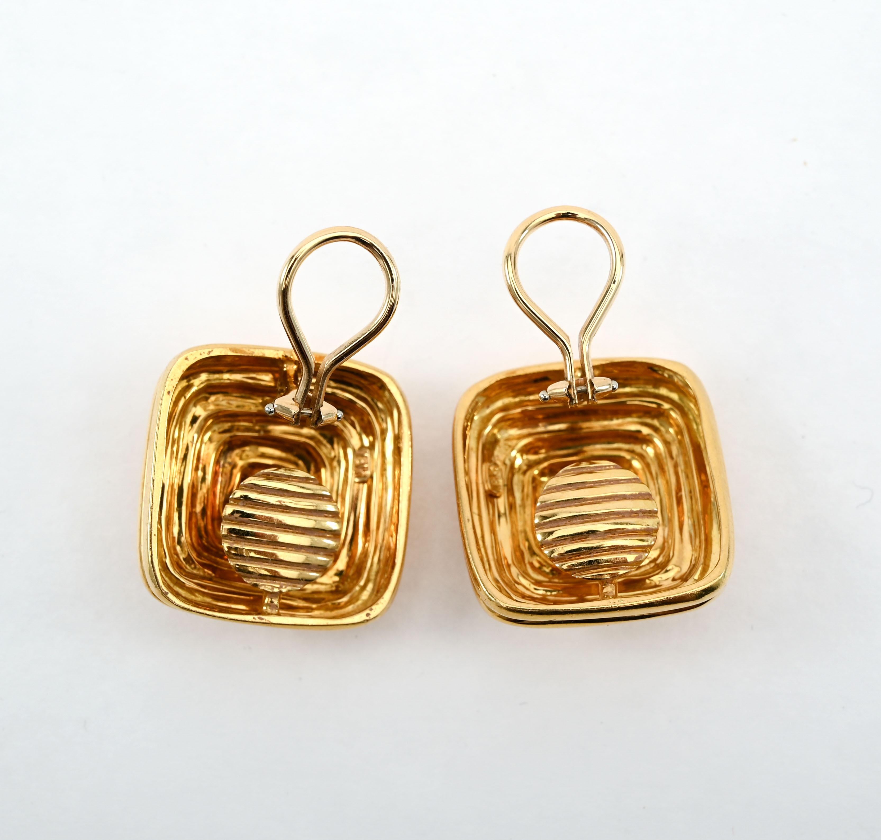 Boucles d'oreilles en or en forme de pyramide en vente 2