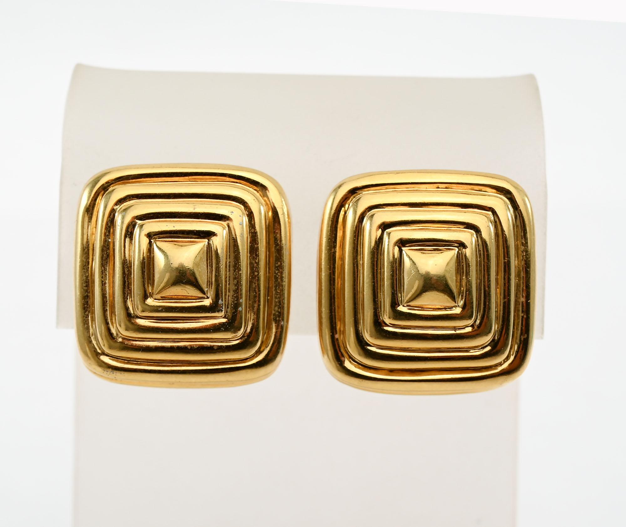 Moderne Boucles d'oreilles en or en forme de pyramide en vente