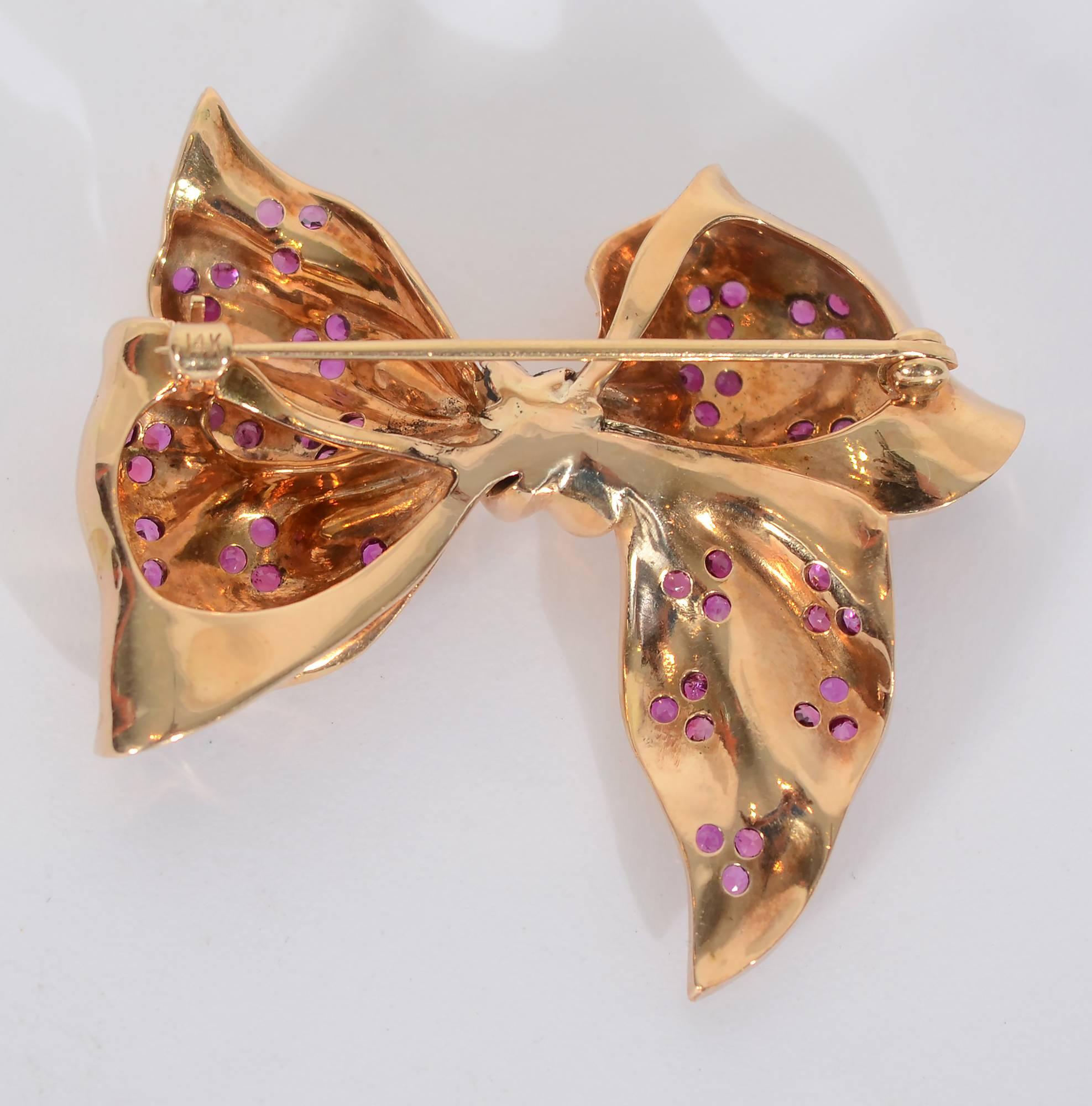 Retro Burma Ruby Gold Bow Brooch In Excellent Condition In Darnestown, MD