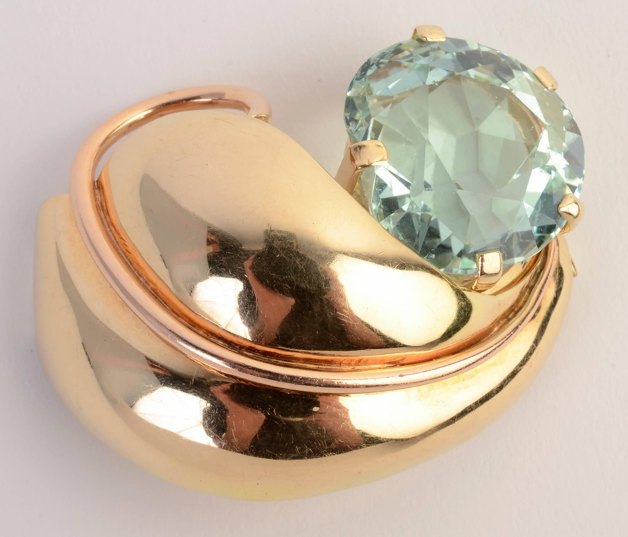 Rare Retro gold and aquamarine brooch by Seaman Schepps. It has an aquamarine stone of approximately 45 carats. The brooch is particularly versatile in that the stone can be removed so that it can be worn simply as a gold leaf.
Measurements are 2