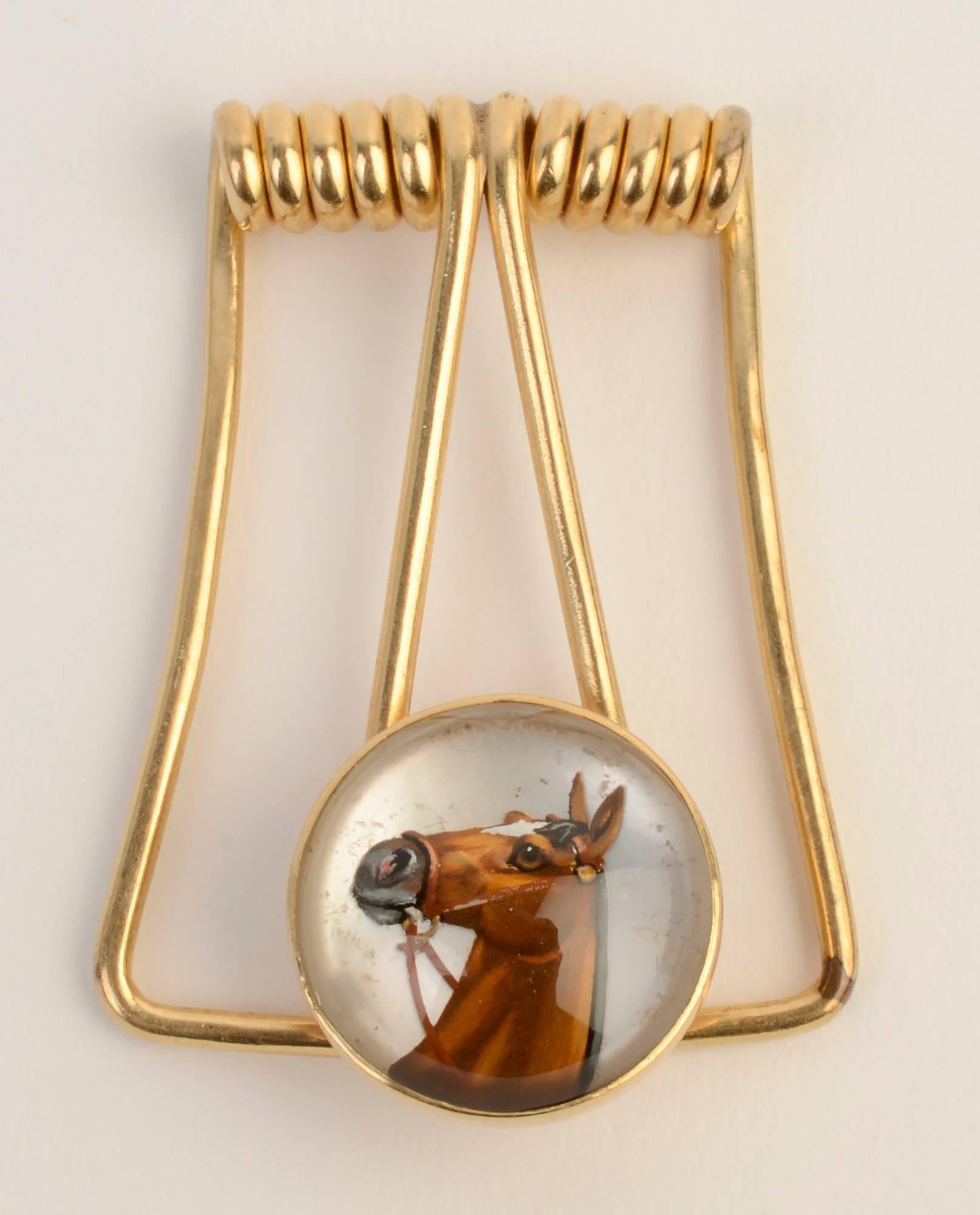 Une tête de cheval joliment peinte sous un cristal fait un beau clip d'argent du milieu du 20e siècle. C'est de l'or 14 carats. Les mesures sont de 1 1/4 pouces x 1 3/4 pouces.