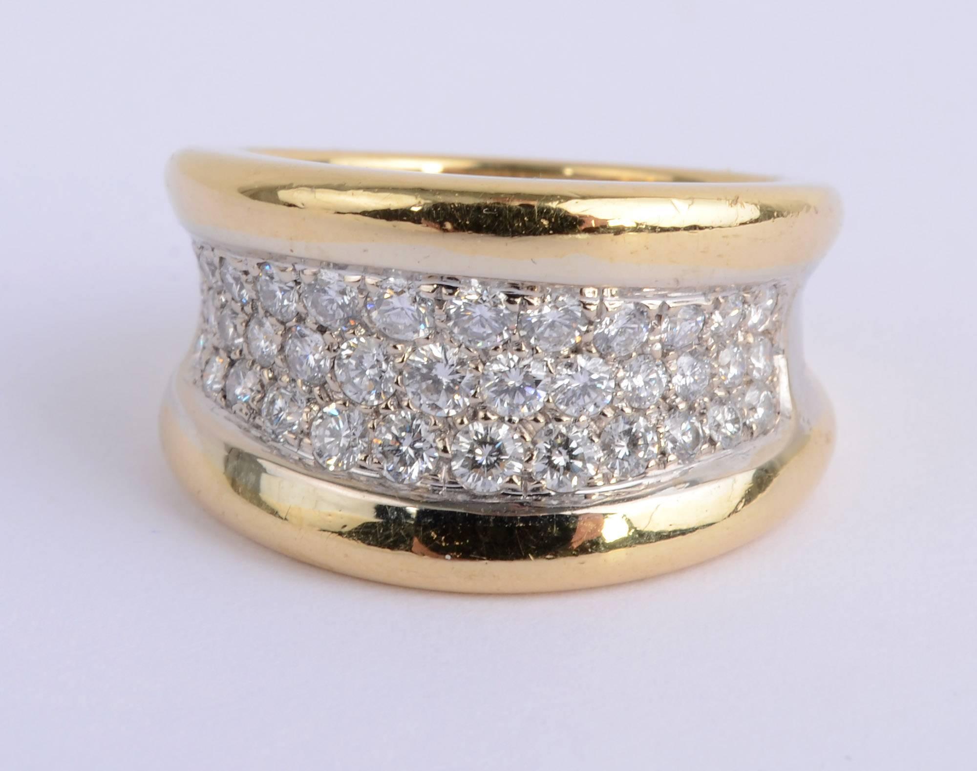 Bague à anneau concave de Spark dans laquelle 37 diamants pesant 1,2 carats sont sertis au centre. Les pierres sont de qualité G-VS. L'anneau mesure un demi-pouce à l'avant et se rétrécit à un quart de pouce à l'arrière, ce qui le rend très