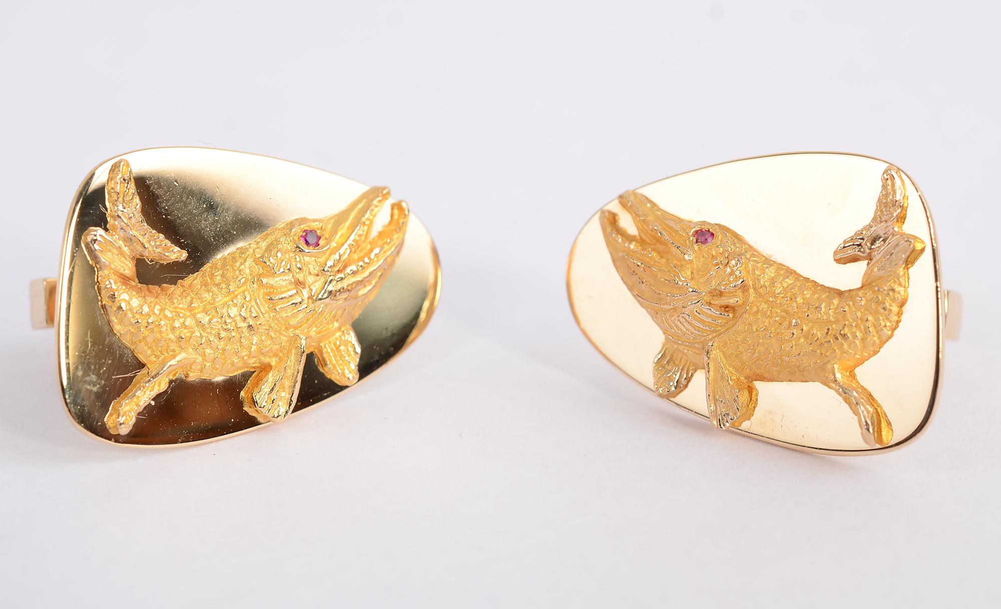 Moderne Tiffany & Co. Boutons de manchette baleine en or en vente