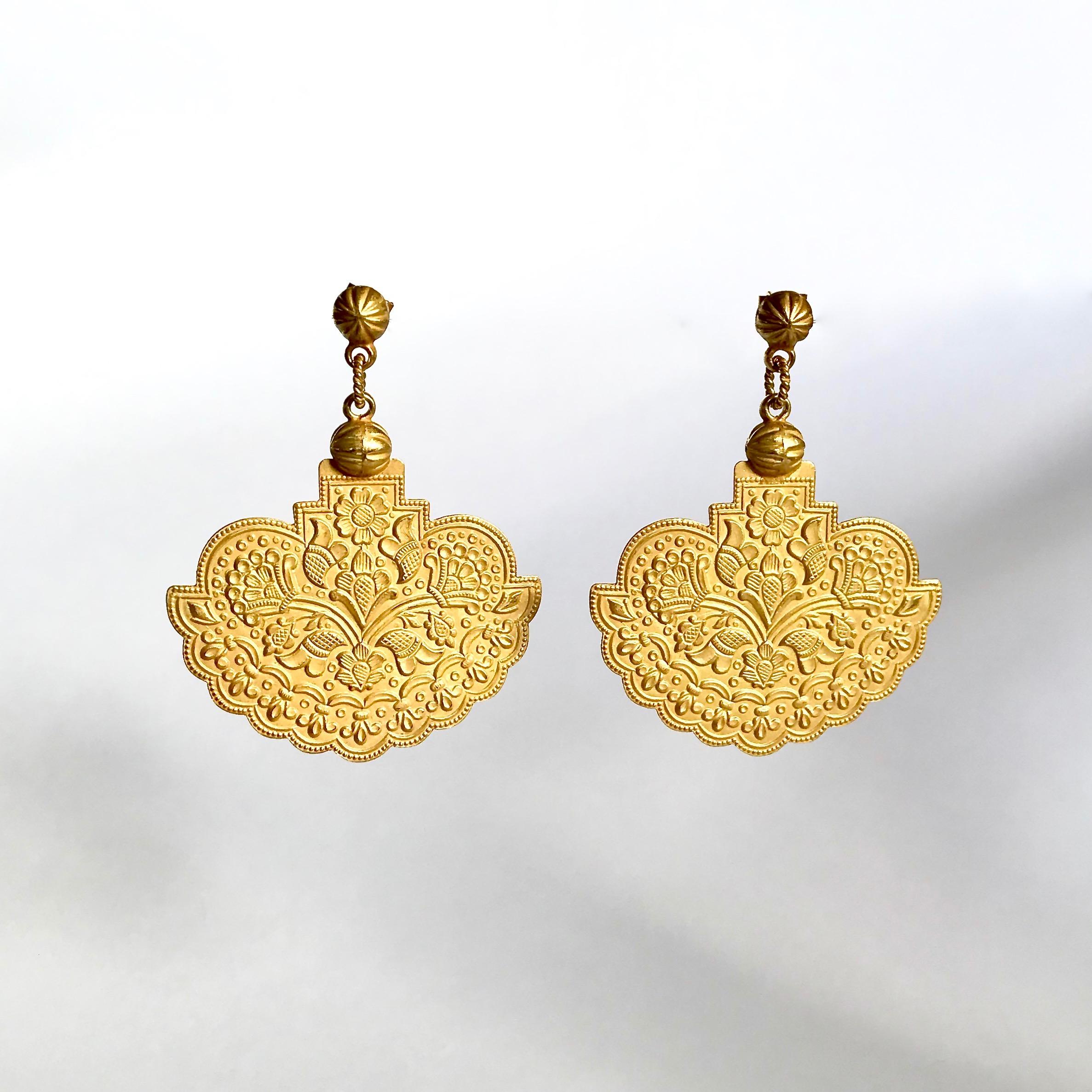 Solid 18K yellow gold earrings in a satin finish inspired by ancient jewels.
Easy to wear any time of the day with any type of outfit throughout the year.
Hallmark: London Goldsmiths’ Company – Assay Office ( laser mark on the pins )
Total weight: