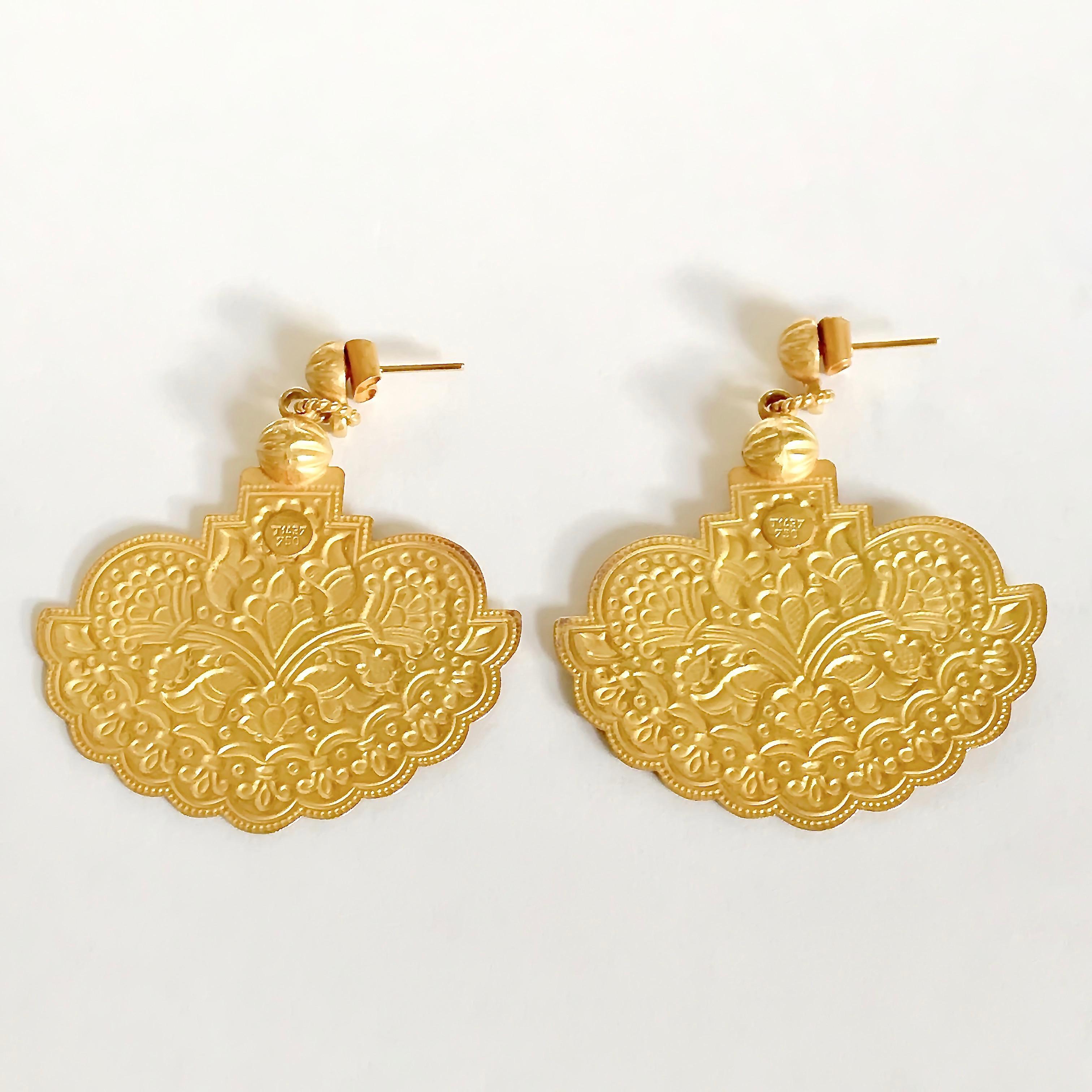 18 Karat Solid Yellow Gold Satin Finish Drop Earrings In New Condition In London, GB