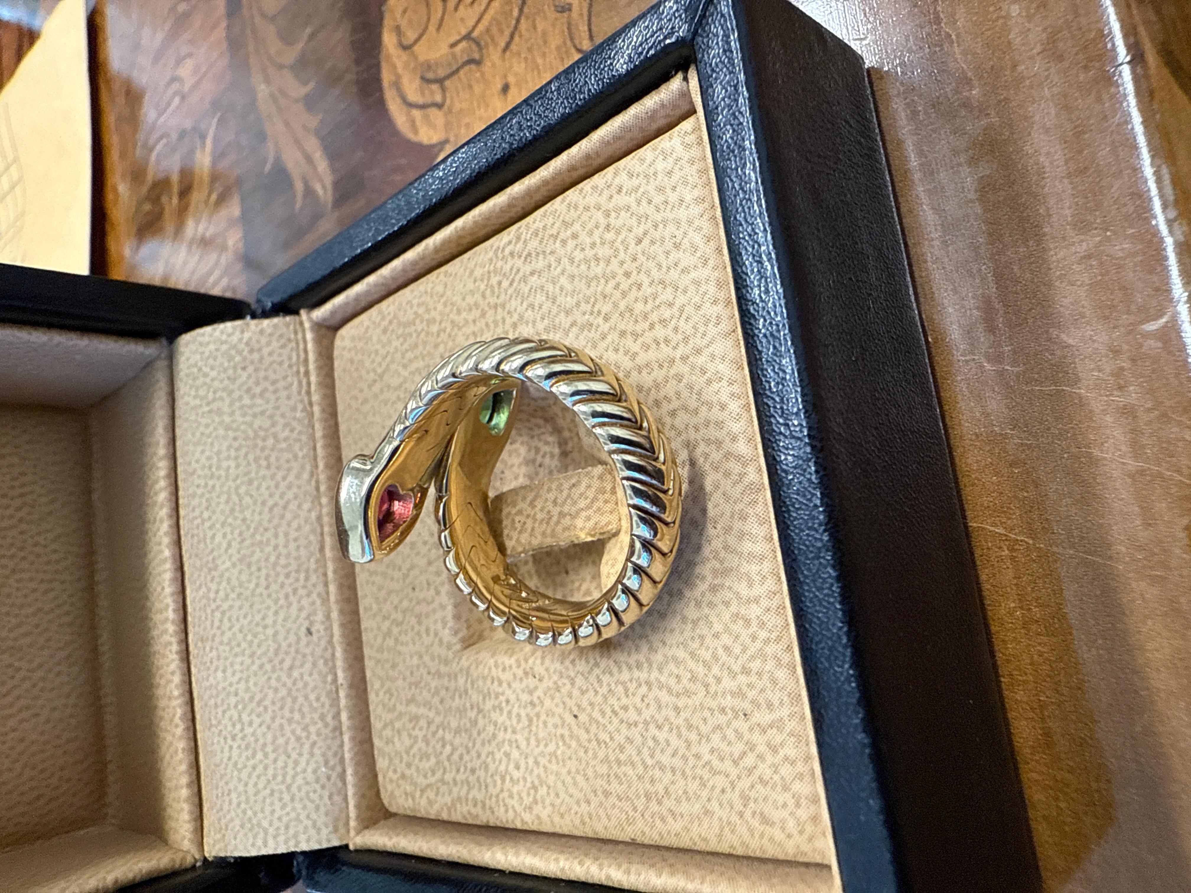 BVLGARI ITALY Spiga Collection 18k YG, Anello bypass con cuore in tormalina rosa e verde In condizioni ottime in vendita a Beverly Hills, CA