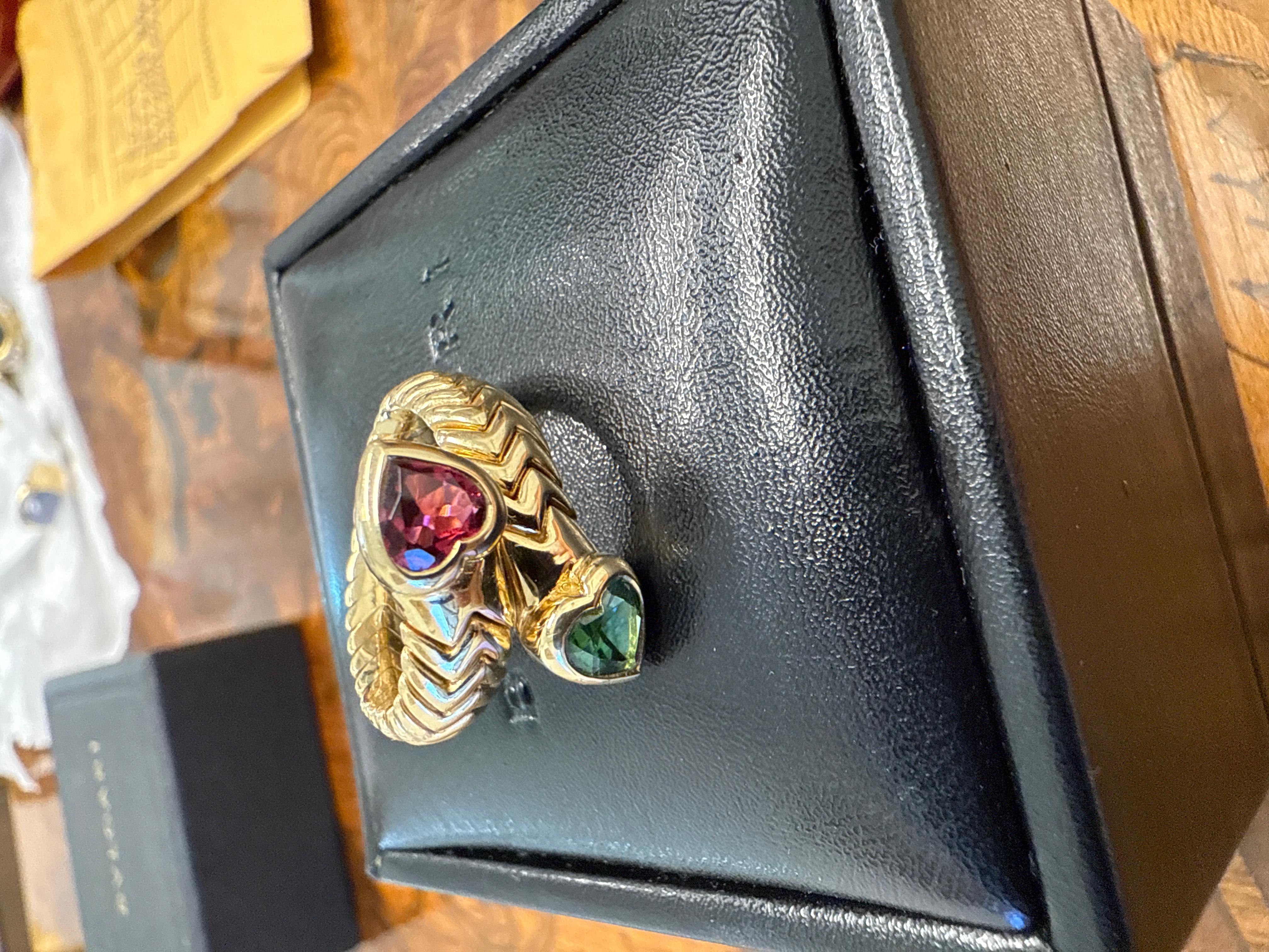 BVLGARI ITALY Spiga Collection 18k YG, Anello bypass con cuore in tormalina rosa e verde in vendita 1