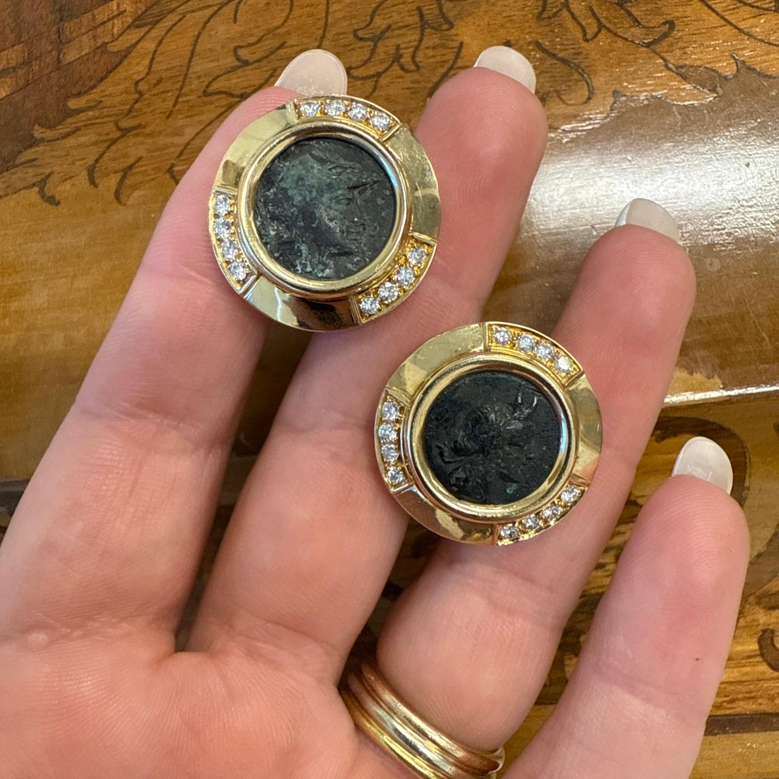 Bvlgari Italie Boucles d'oreilles en or jaune 18k, diamants et pièces de monnaie Monet de l'Antiquité romaine Circa 1980 Vintage



Voici l'occasion d'acquérir une magnifique paire de boucles d'oreilles de créateur à collectionner. 