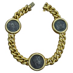 Pulsera «Monete» de BVLGARI ITALY, en oro amarillo de 18 quilates con motivo de tres monedas de la Antigua Roma. Pieza poco común