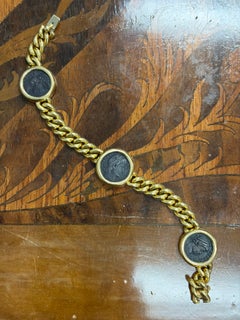 Pulsera «Monete» de BVLGARI ITALY, en oro amarillo de 18 quilates con motivo de tres monedas de la Antigua Roma. Pieza poco común