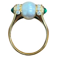 BVLGARI ITALIA Anello da cocktail in oro giallo 18 carati, perla, diamanti e smeraldi, anni '80