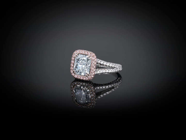 Este increíble diamante Azul Claro de 2,43 quilates, que brilla con el resplandor de un cielo azul claro, tiene la rara distinción de haber sido calificado por el Instituto Gemológico de América (GIA) como Internamente Perfecto. Verdaderos milagros