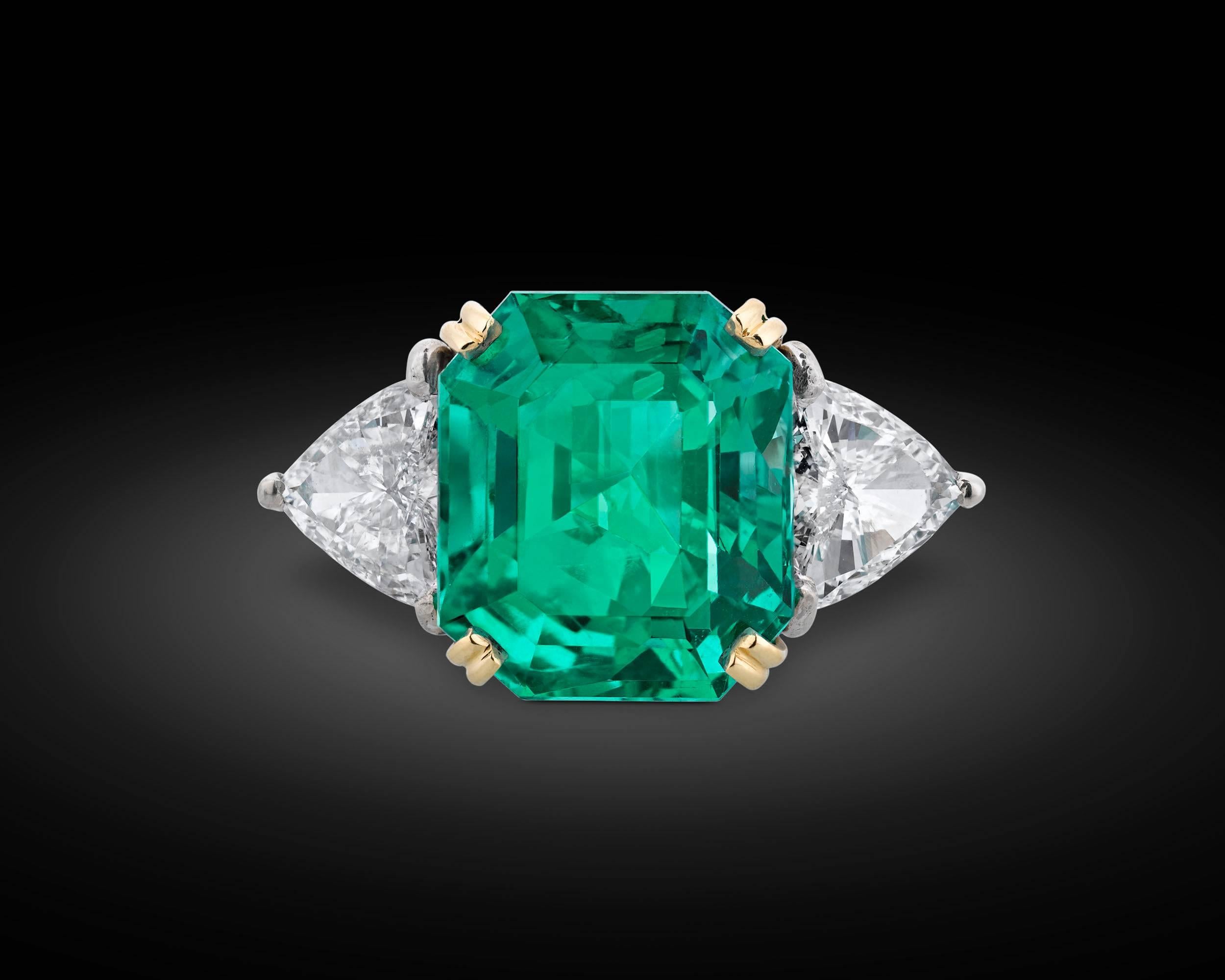 An extraordinary Colombian emerald displays an incredible depth of color and brilliance in this eye-catching ring. Boasting the “Old Mine” green hue for which Colombian emeralds are so desired, this 13.63-carat treasure is perfectly complemented by