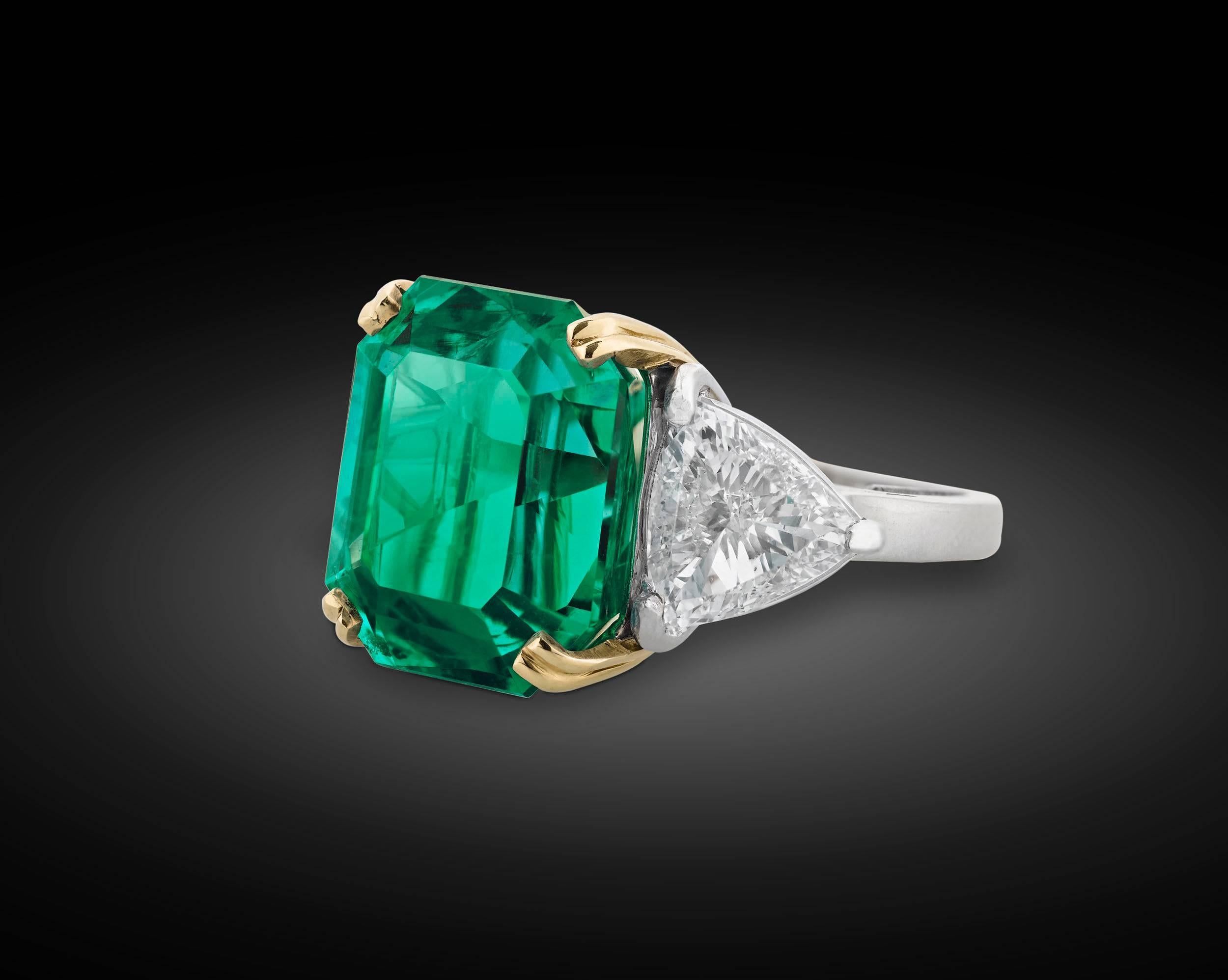 Contemporary Colombian Emerald Diamond Gold Ring