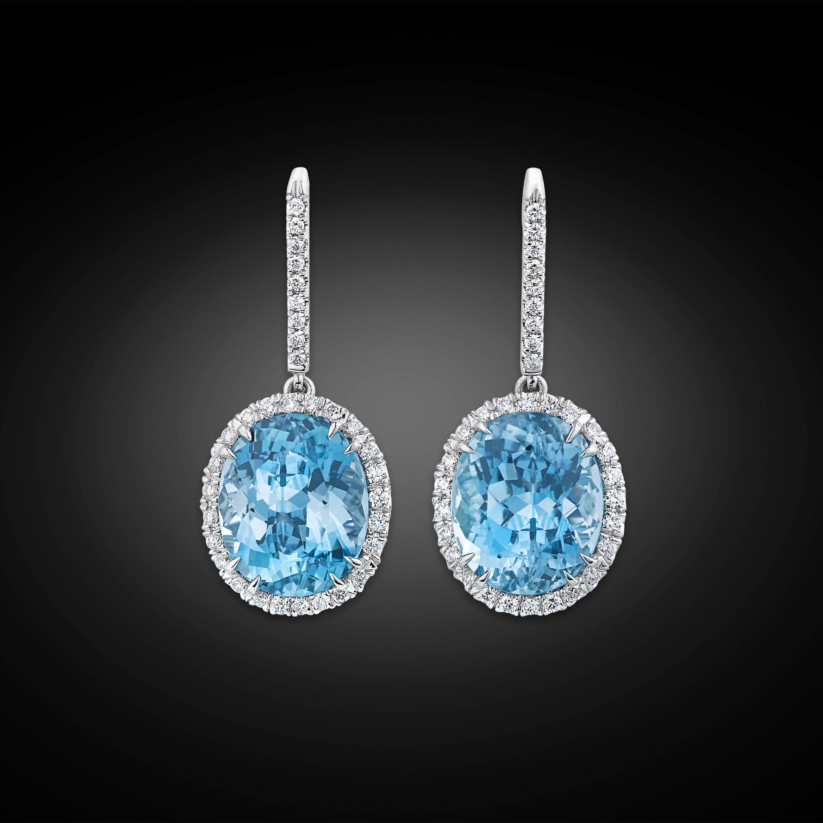 Ein Paar bezaubernder Aquamarine baumelt elegant in diesen klassischen Tropfenohrringen. Mit einem Gesamtgewicht von ca. 9,47 Karat weisen die perfekt aufeinander abgestimmten Edelsteine den kristallklaren ozeanblauen Farbton auf, der diese