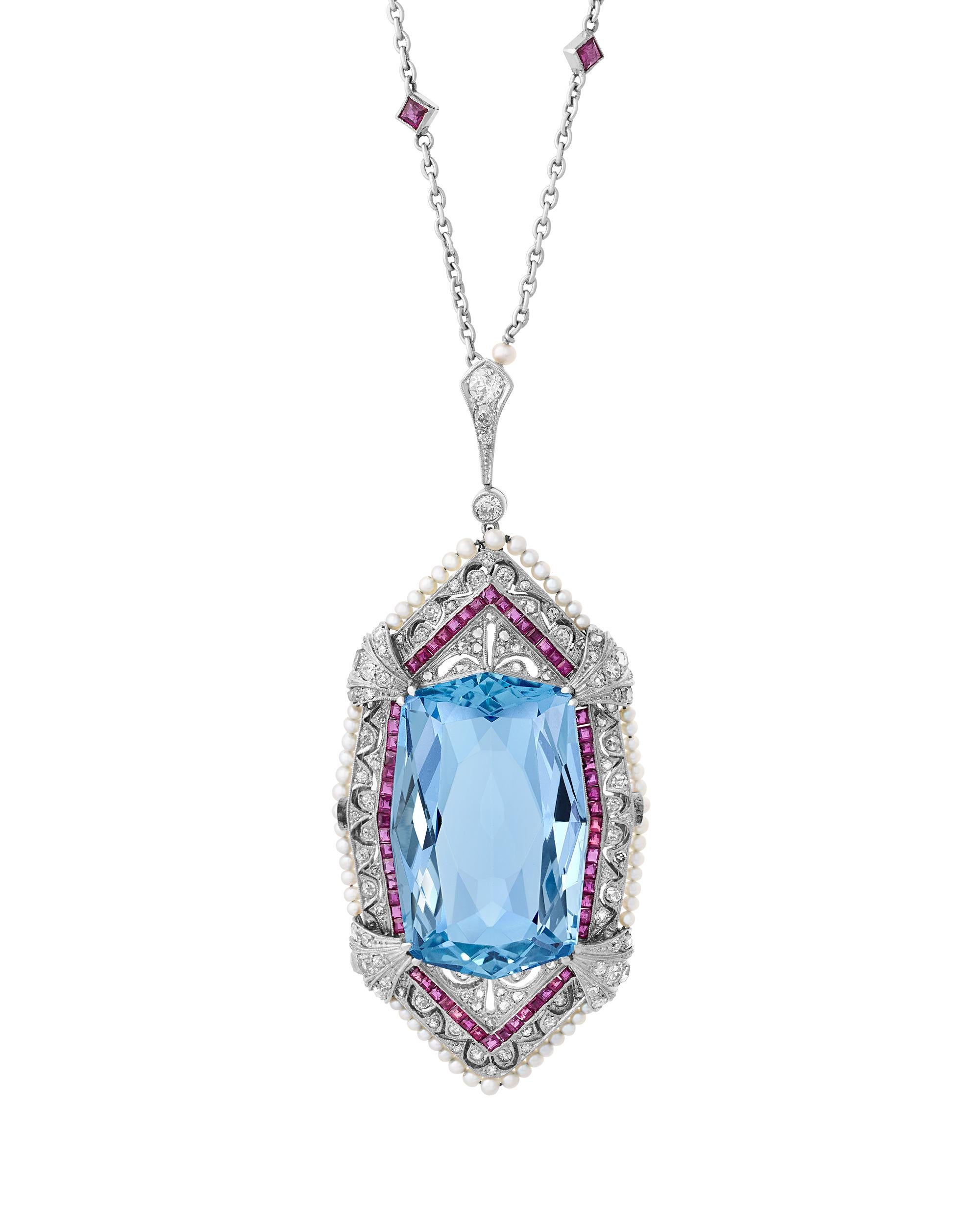 Questa eccezionale collana con ciondolo Art Deco esemplifica la maestria di Tiffany & Co. durante l'apice dell'Età del Jazz. Il pezzo forte è una magnifica acquamarina brasiliana di circa 40 carati proveniente dalle rinomate miniere di Santa Maria,