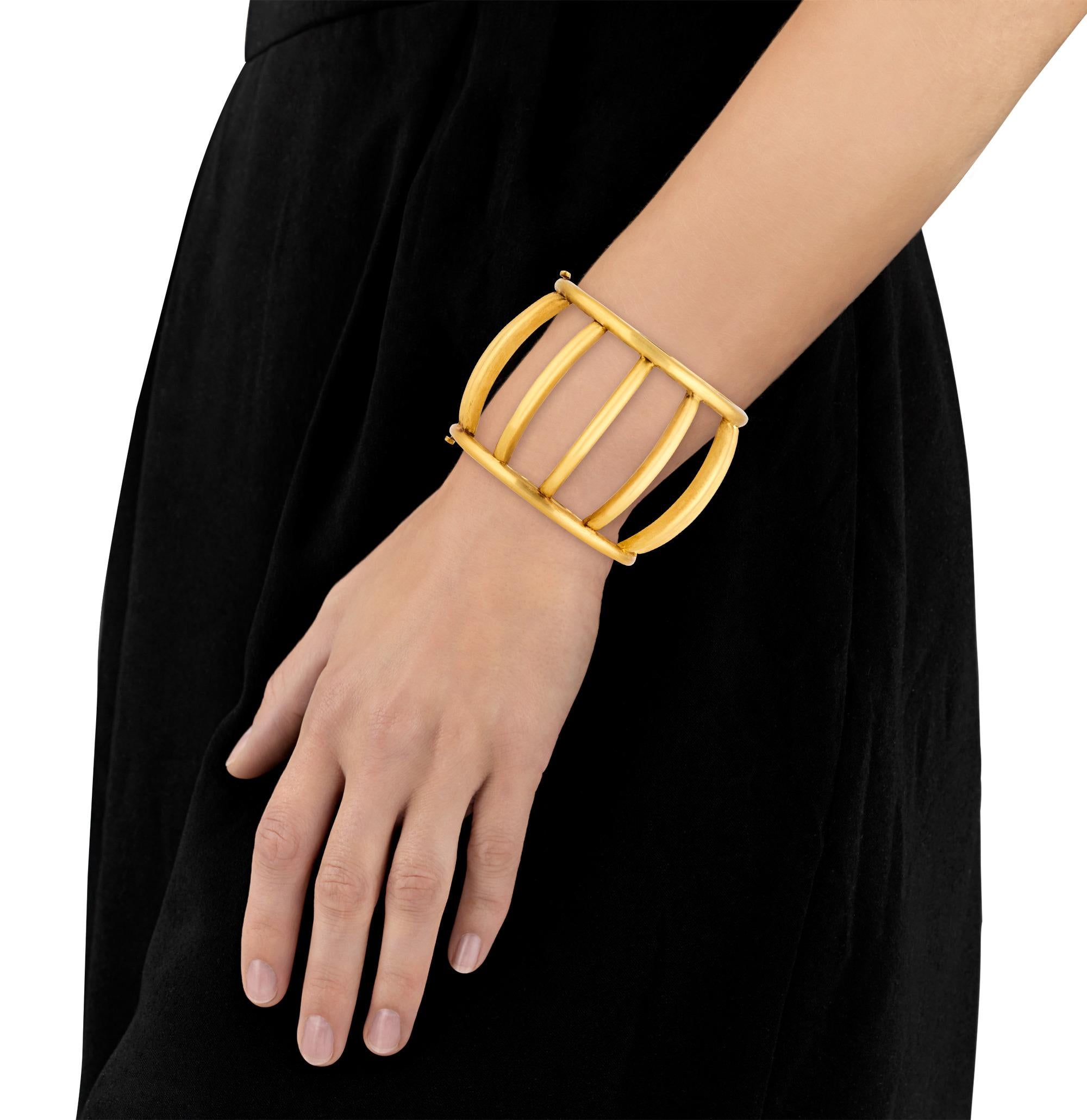 Questo straordinario bracciale Tiffany & Co. in oro 18 carati apparteneva all'iconica Mary Tyler Moore e completava il suo splendido look agli Oscar del 2008. Il suo design audace esemplifica l'arte visionaria di Paloma Picasso, una delle designer
