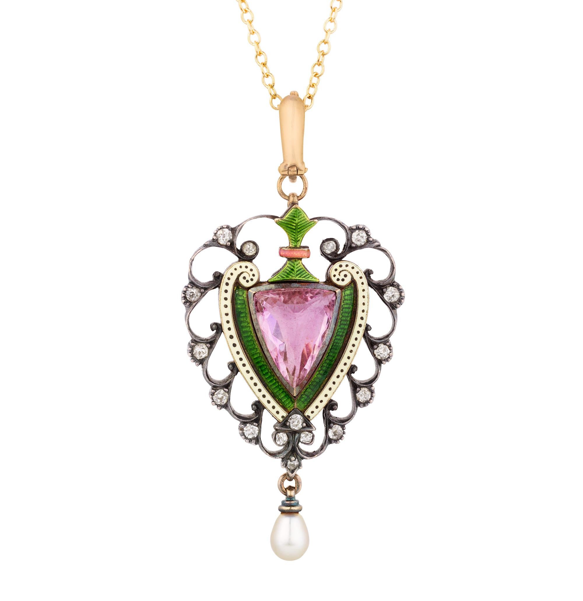 Dieser prächtige Suffragetten-Anhänger im Renaissance-Revival-Stil ist ein Meisterwerk der renommierten Firma Giuliano. Im Mittelpunkt des Designs steht ein Rose de France-Amethyst im Fantasieschliff von atemberaubender hellvioletter Farbe. Es ist