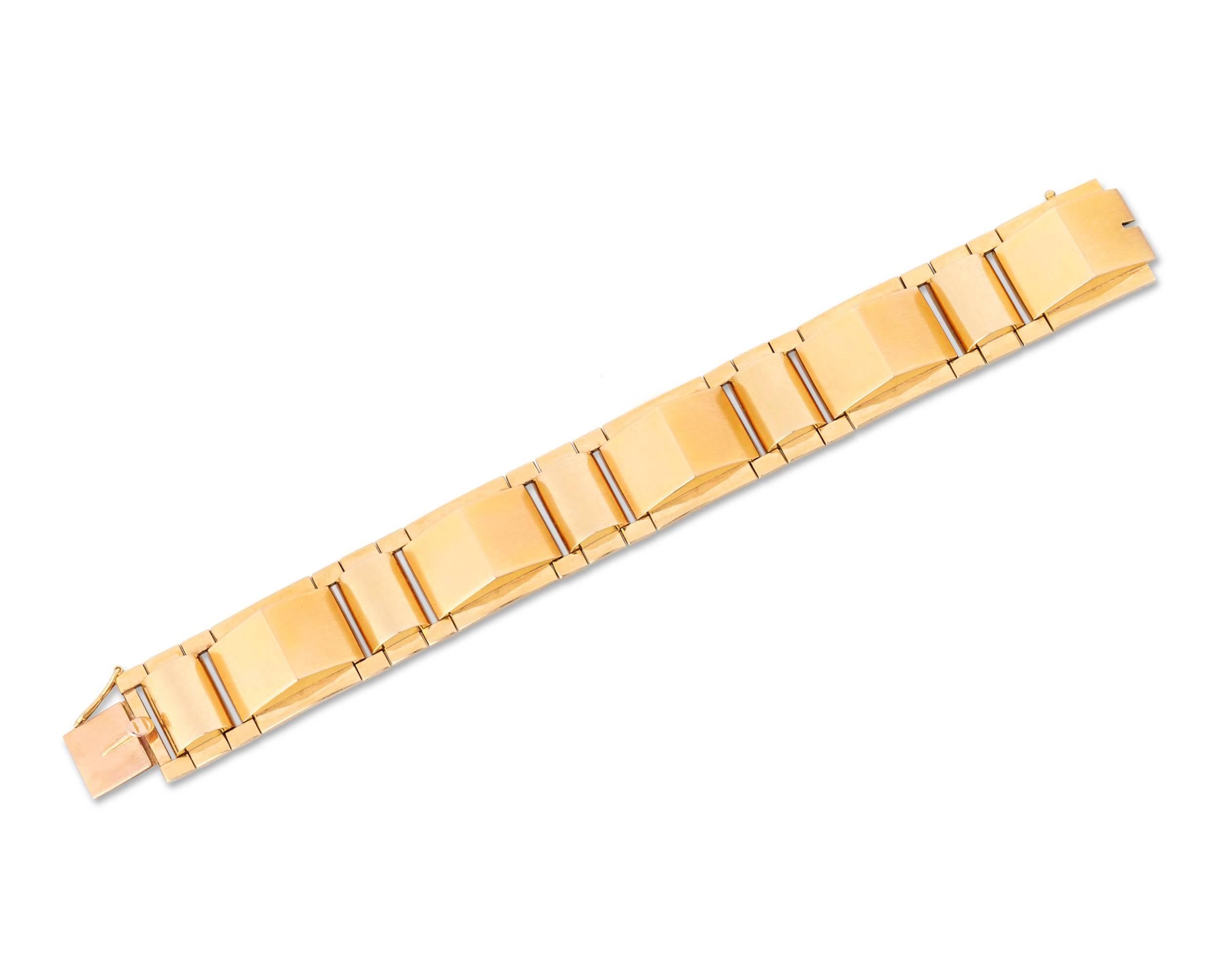 This chic gold link bracelet is a tour-de-force of French retro design. Bold styling recommends the 18K yellow gold piece, which takes its inspiration from the wheel treads made by tanks during World War II. Such military-themed jewelry was popular