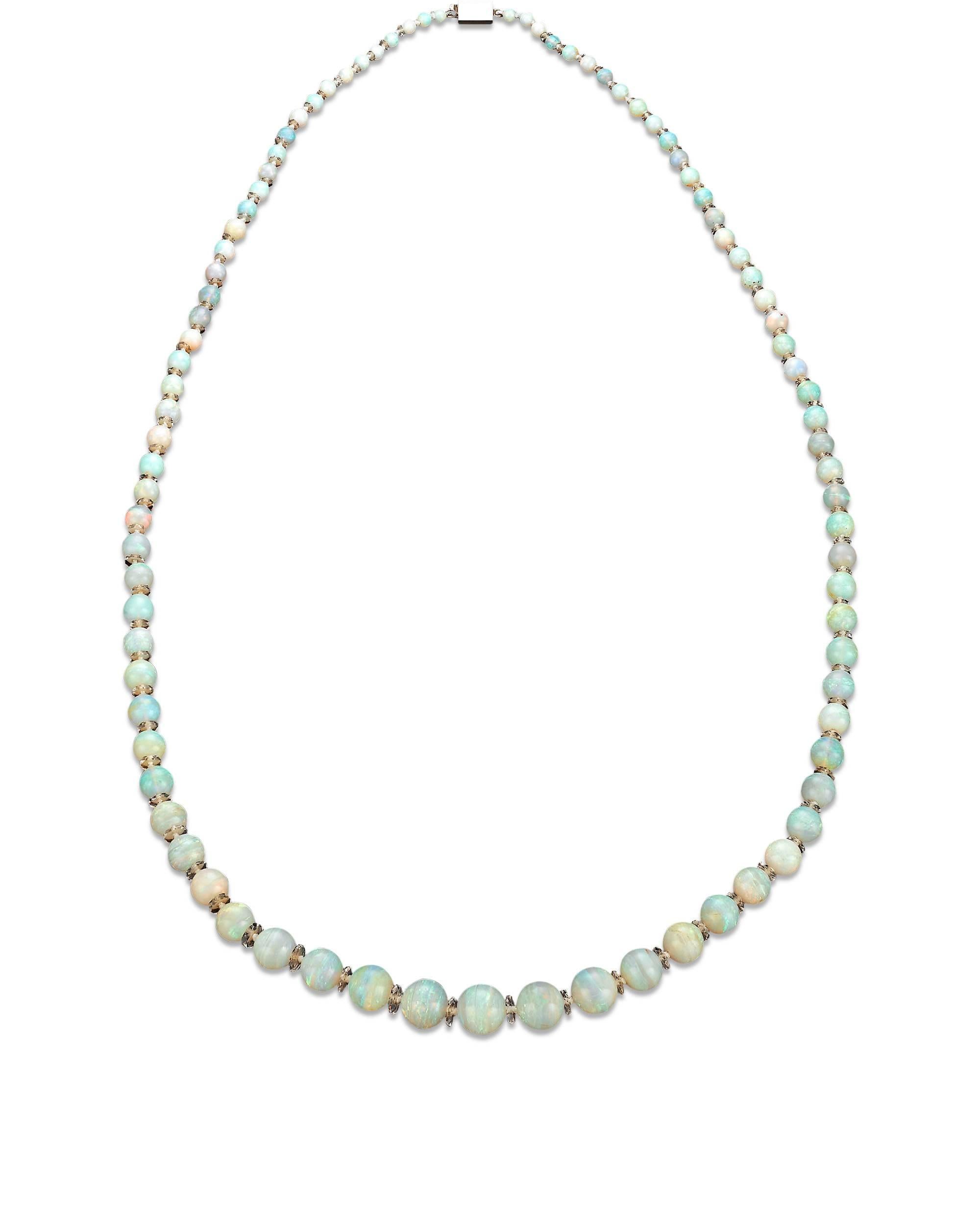 Quatre-vingt-neuf opales australiennes dansent avec la couleur dans ce collier étonnant. Mesurant de 4 mm à 11 mm, ces pierres précieuses envoûtantes pèsent environ 250 carats au total et sont séparées par d'élégantes rondelles de cristal de roche.