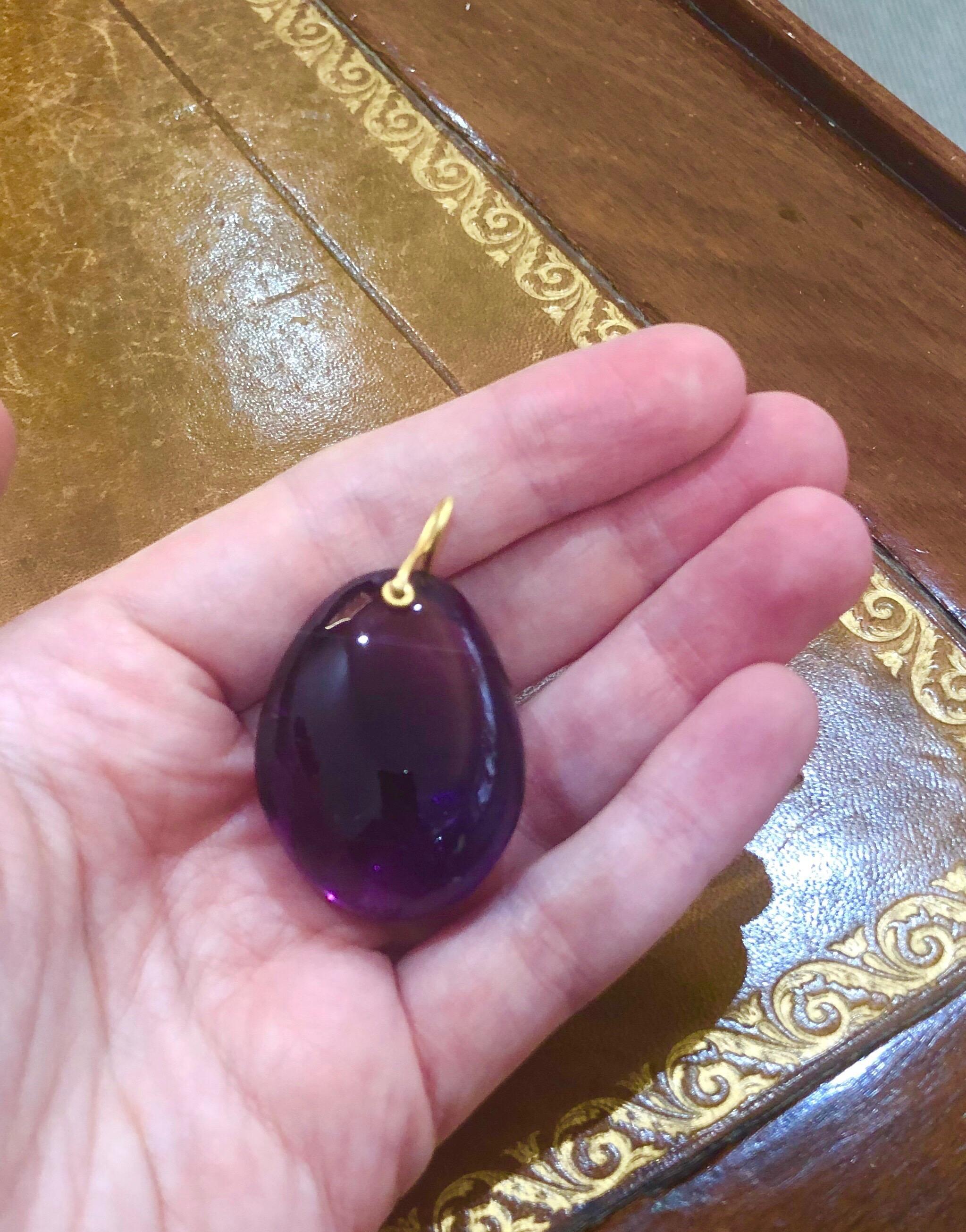 Hand Carved Extra Large Amethyst of 160 carats 22 Karat Gold Pendant In New Condition In Paris, Paris