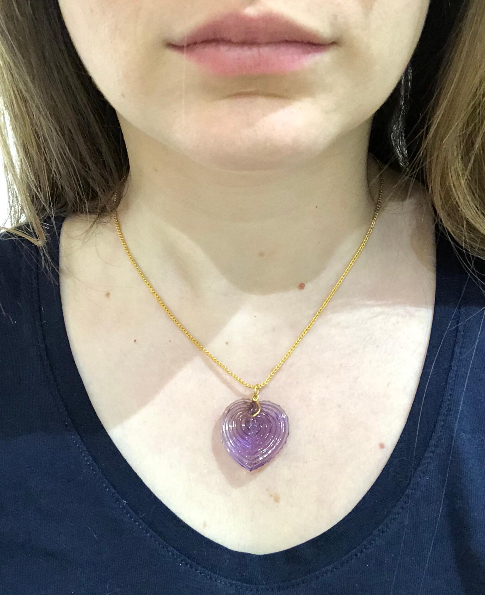 Hand Carved Amethyst Large Heart Shell 22 Karat Gold Pendant In New Condition For Sale In Paris, Paris