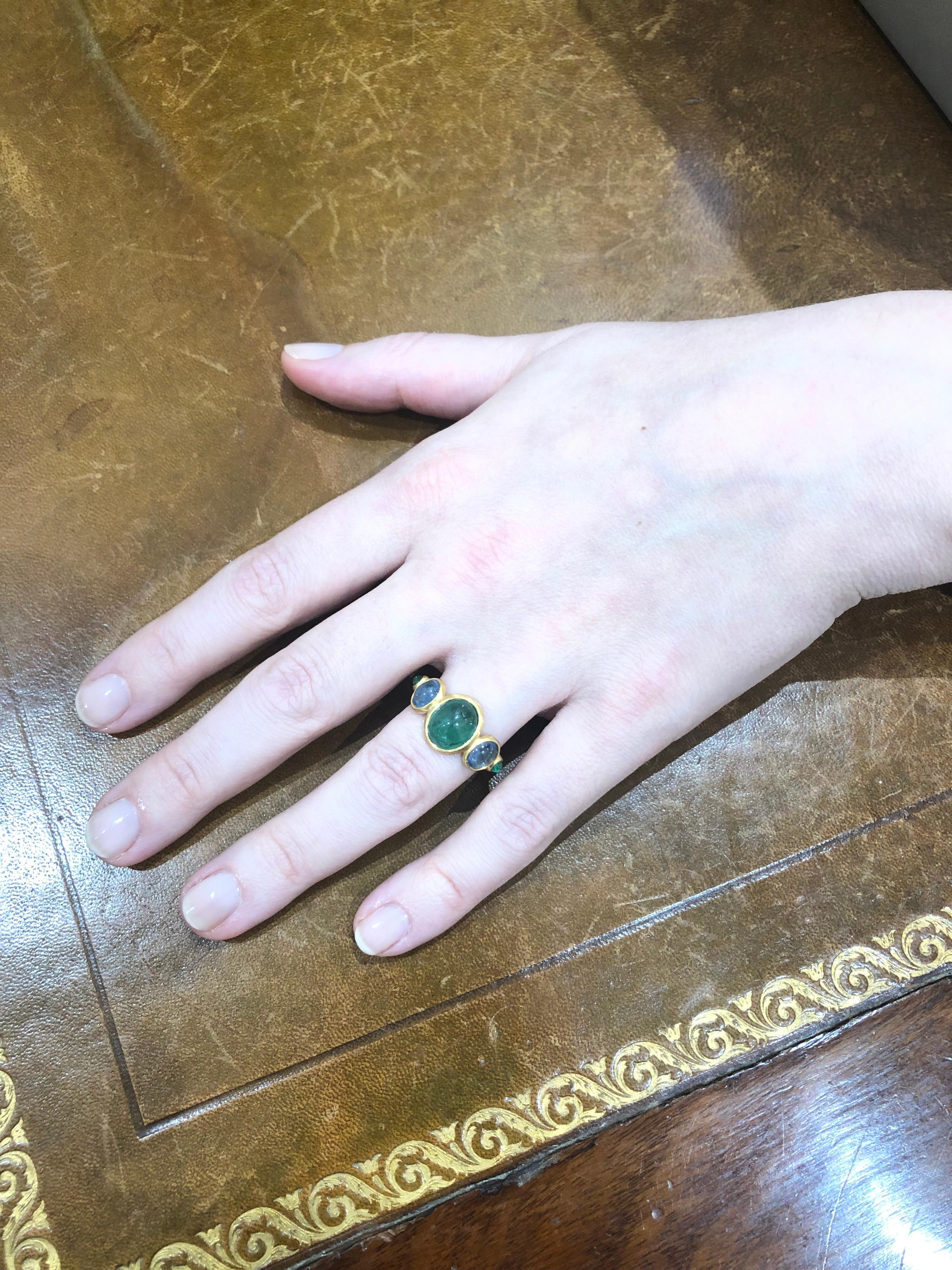 3.79 Carat Emerald Aquamarine Cabochons 22 Karat Gold Ring 1