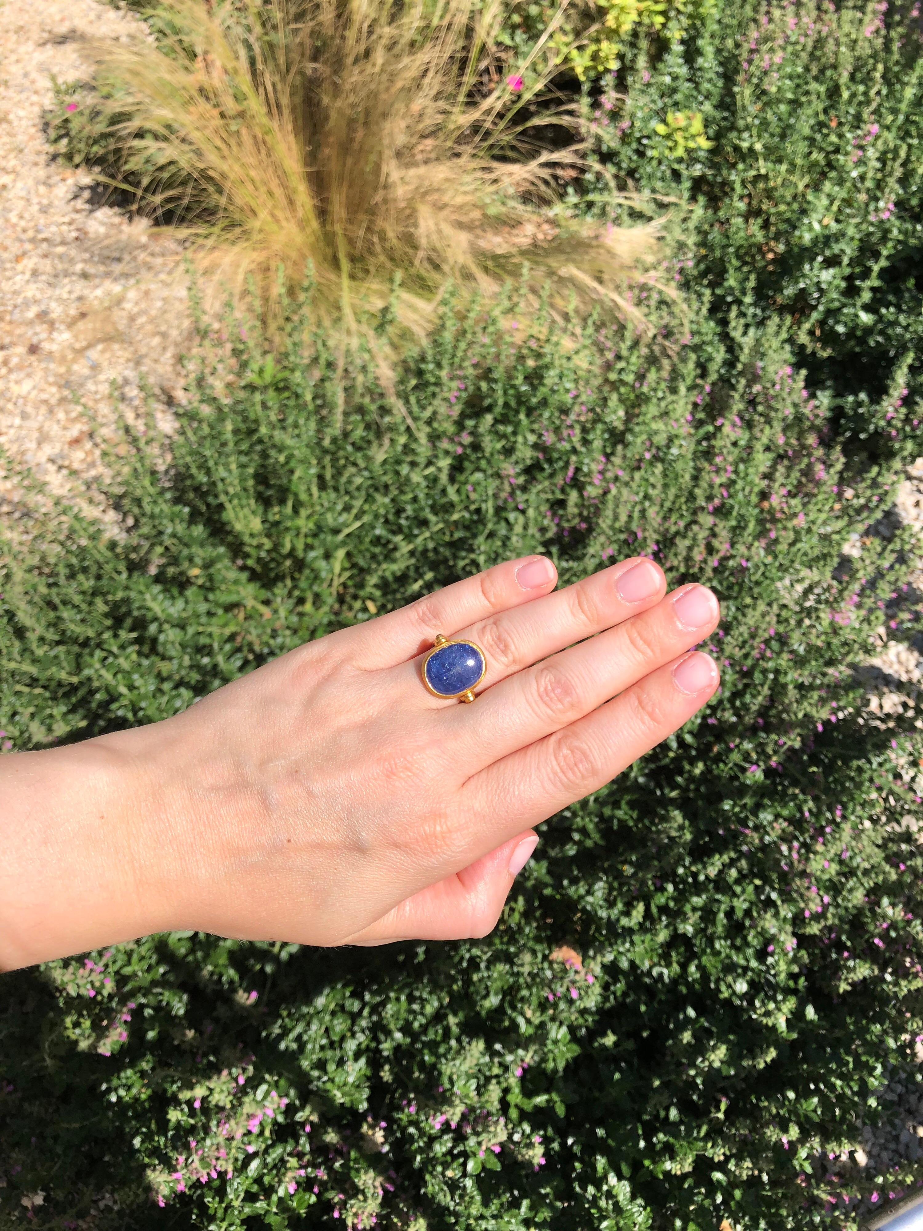 This antique style ring by Scrives is set with a deep blue natural sapphire cabochon of 15.43 cts (no treatment) and 2 small blue sapphire cabochons of 0.17cts on the side.
The central stone is slightly turning/moving in order to give more comfort.