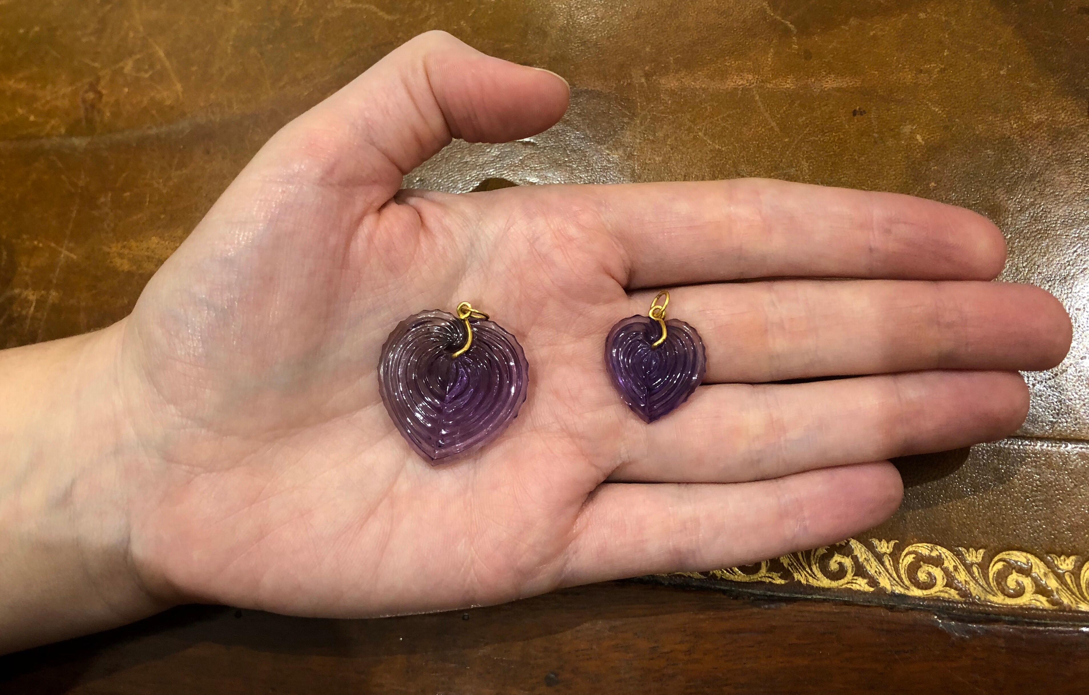 Handgeschnitzter großer Amethyst-Herzmuschel-Anhänger aus 22 Karat Gold im Angebot 3