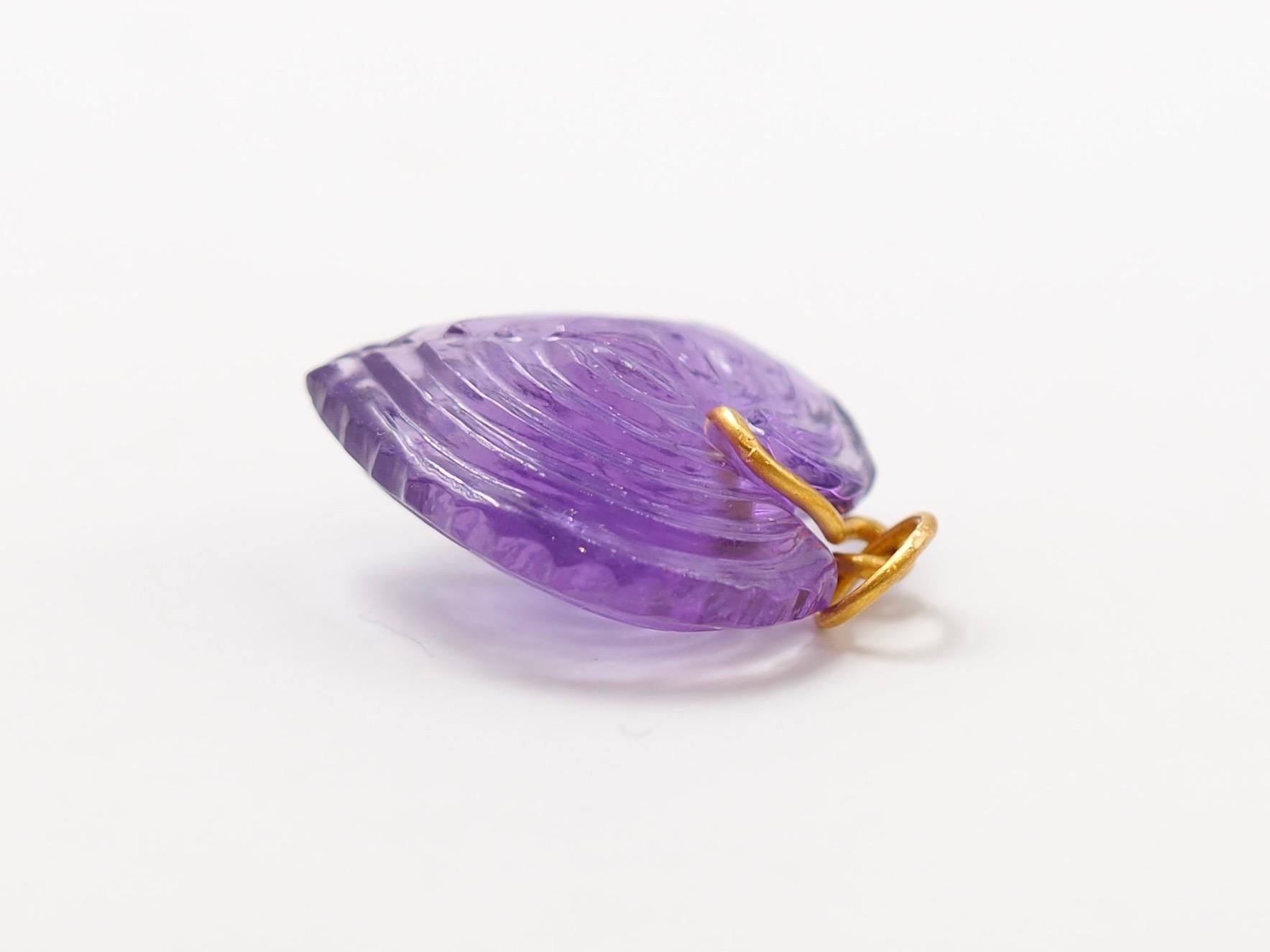 Hand Carved Amethyst Heart Shell 22 Karat Gold Pendant In New Condition In Paris, Paris