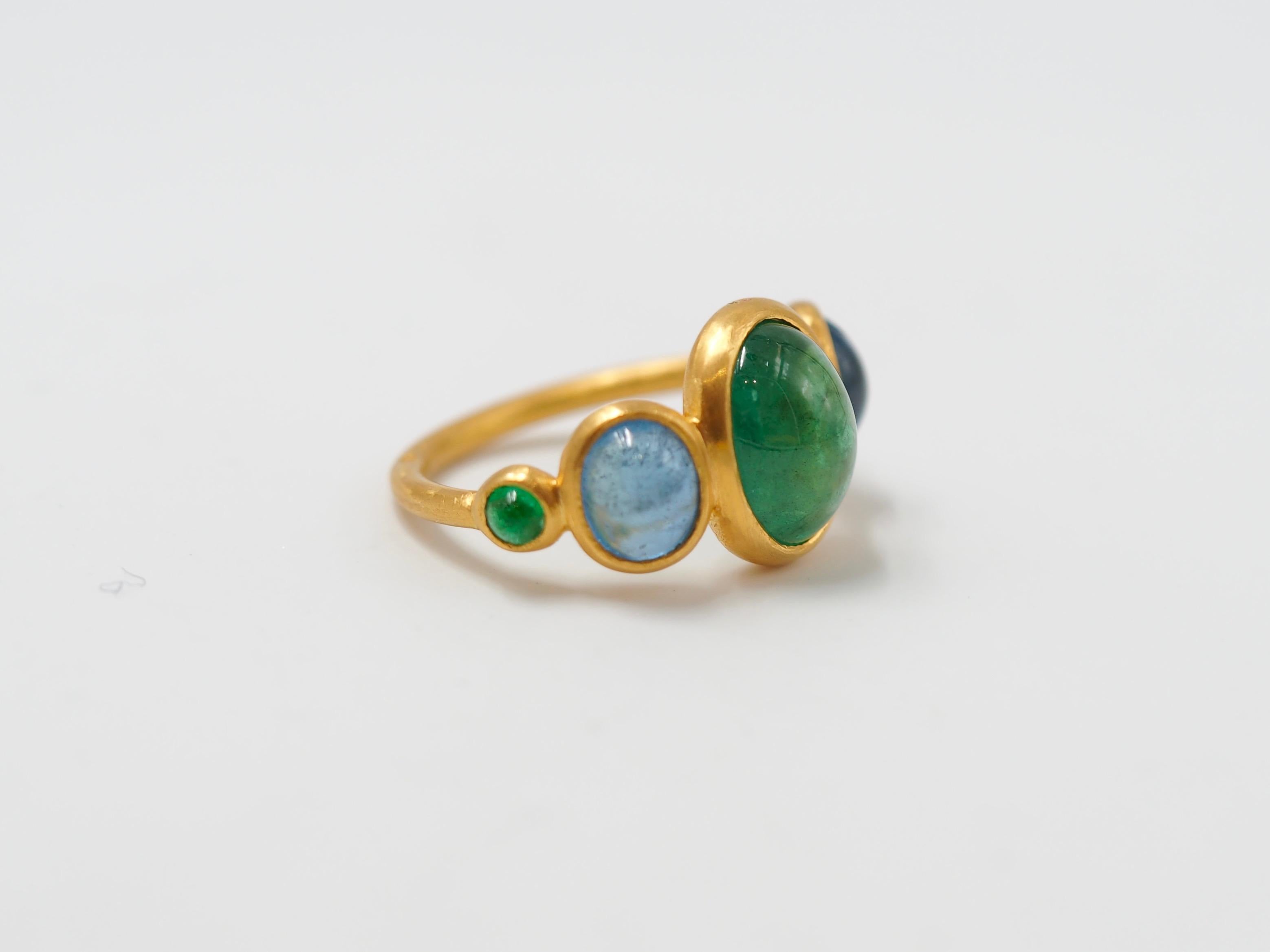 Oval Cut 3.79 Carat Emerald Aquamarine Cabochons 22 Karat Gold Ring