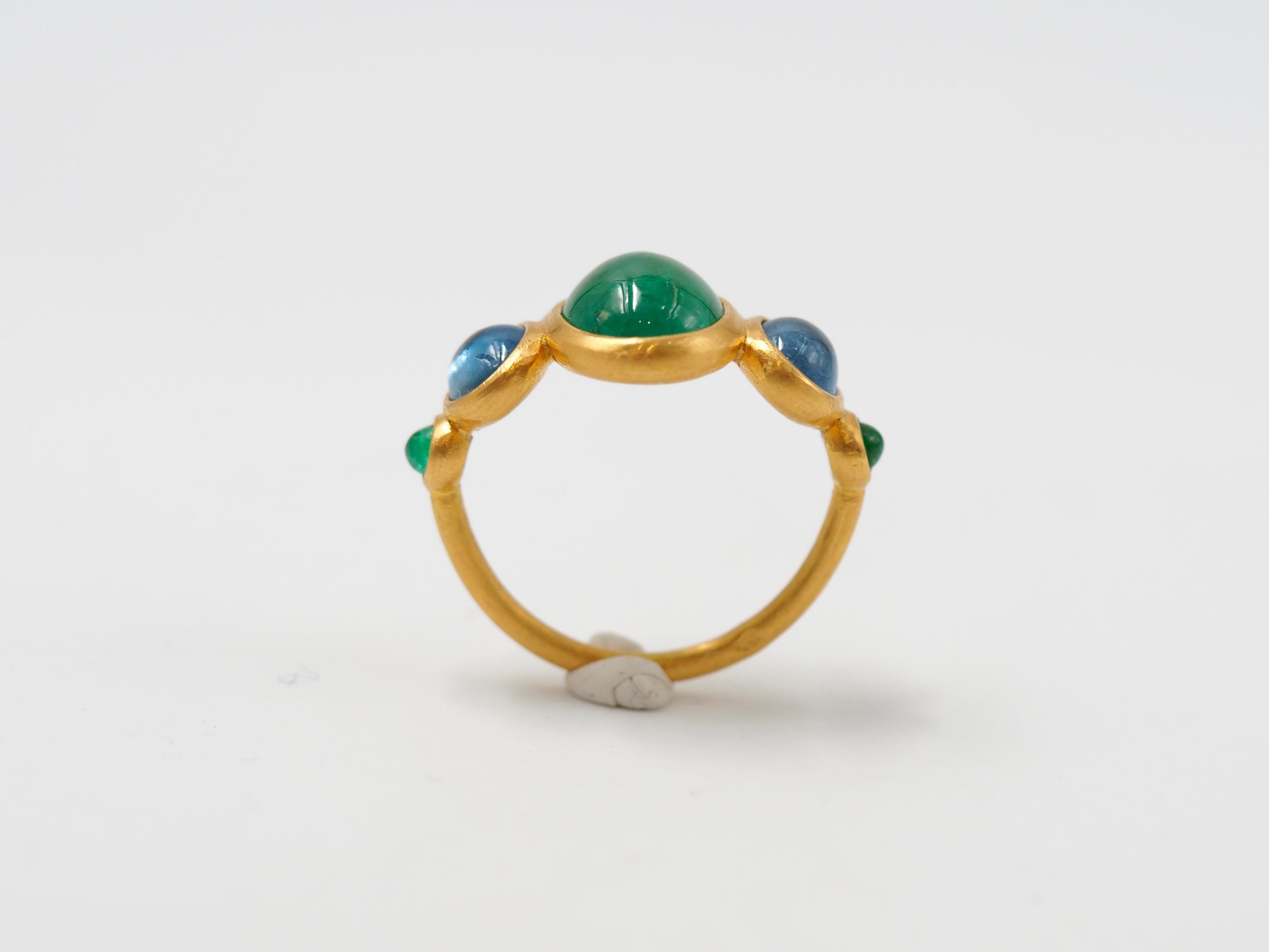 3.79 Carat Emerald Aquamarine Cabochons 22 Karat Gold Ring In New Condition In Paris, Paris