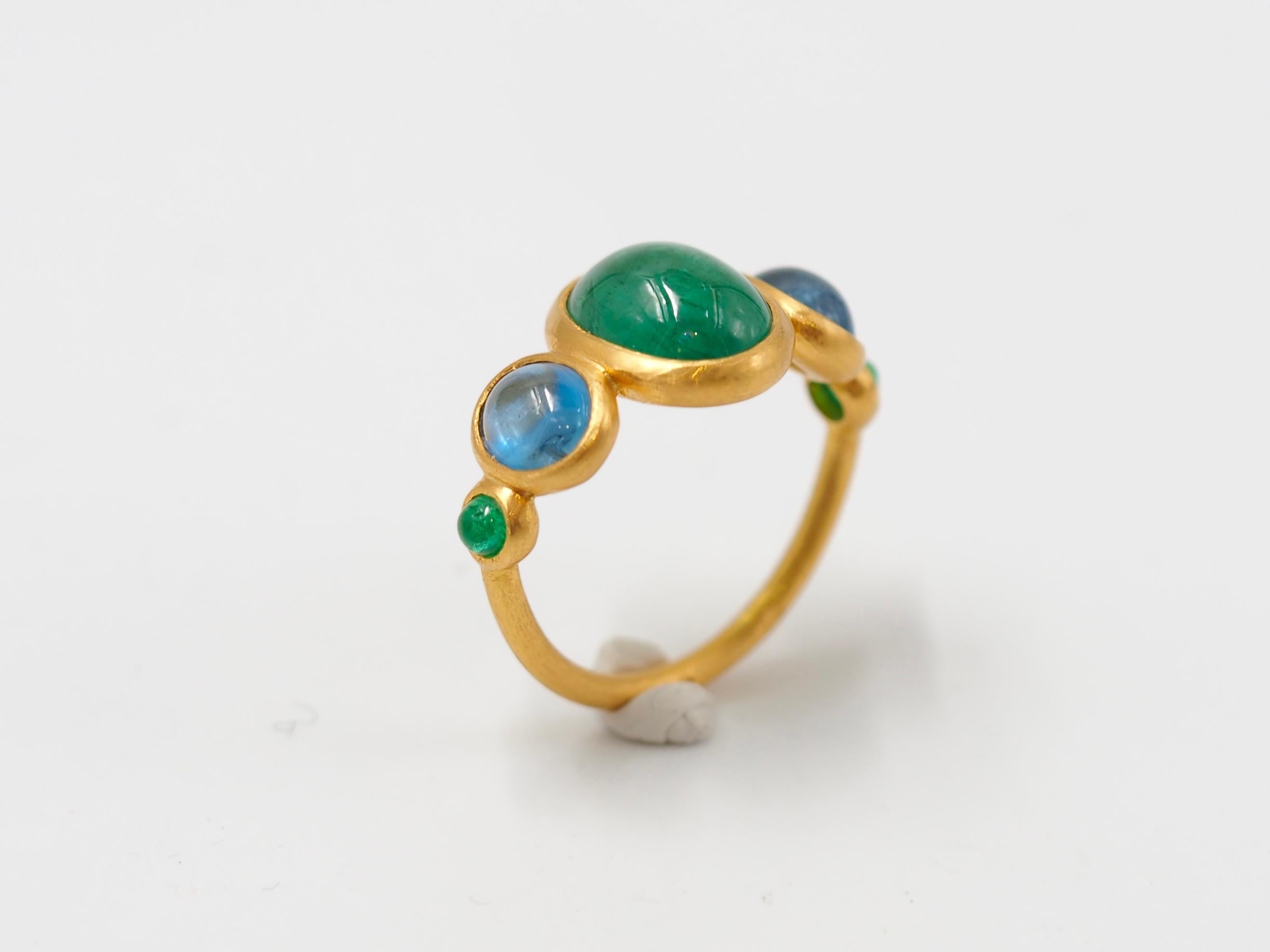 Contemporary 3.79 Carat Emerald Aquamarine Cabochons 22 Karat Gold Ring