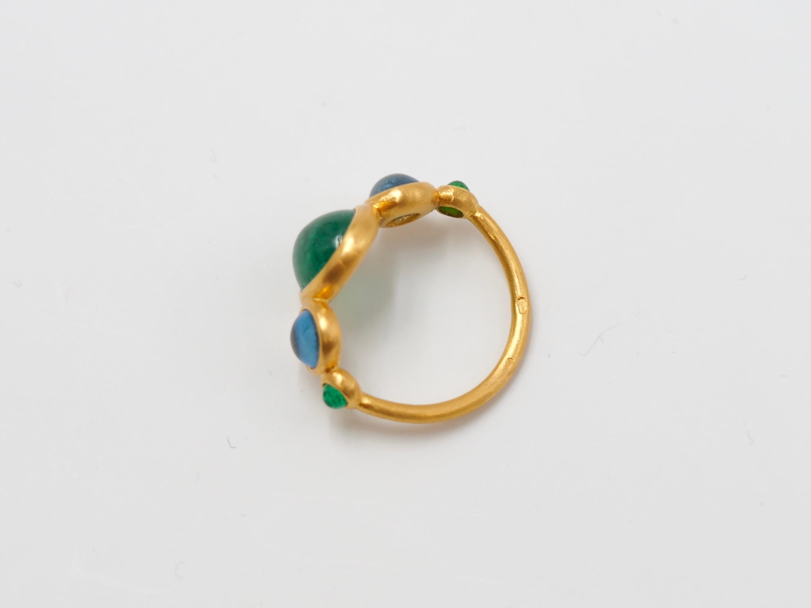 Women's 3.79 Carat Emerald Aquamarine Cabochons 22 Karat Gold Ring