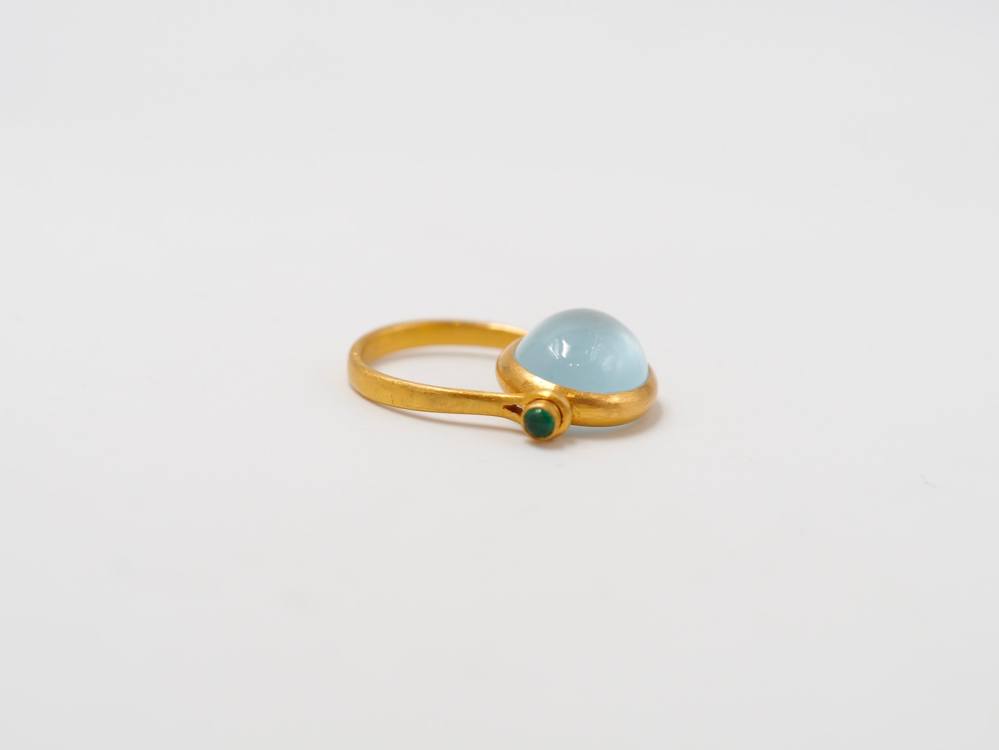 Scrives Aquamarine Emerald Cabochon 22 Karat Gold Turning Ring In New Condition In Paris, Paris